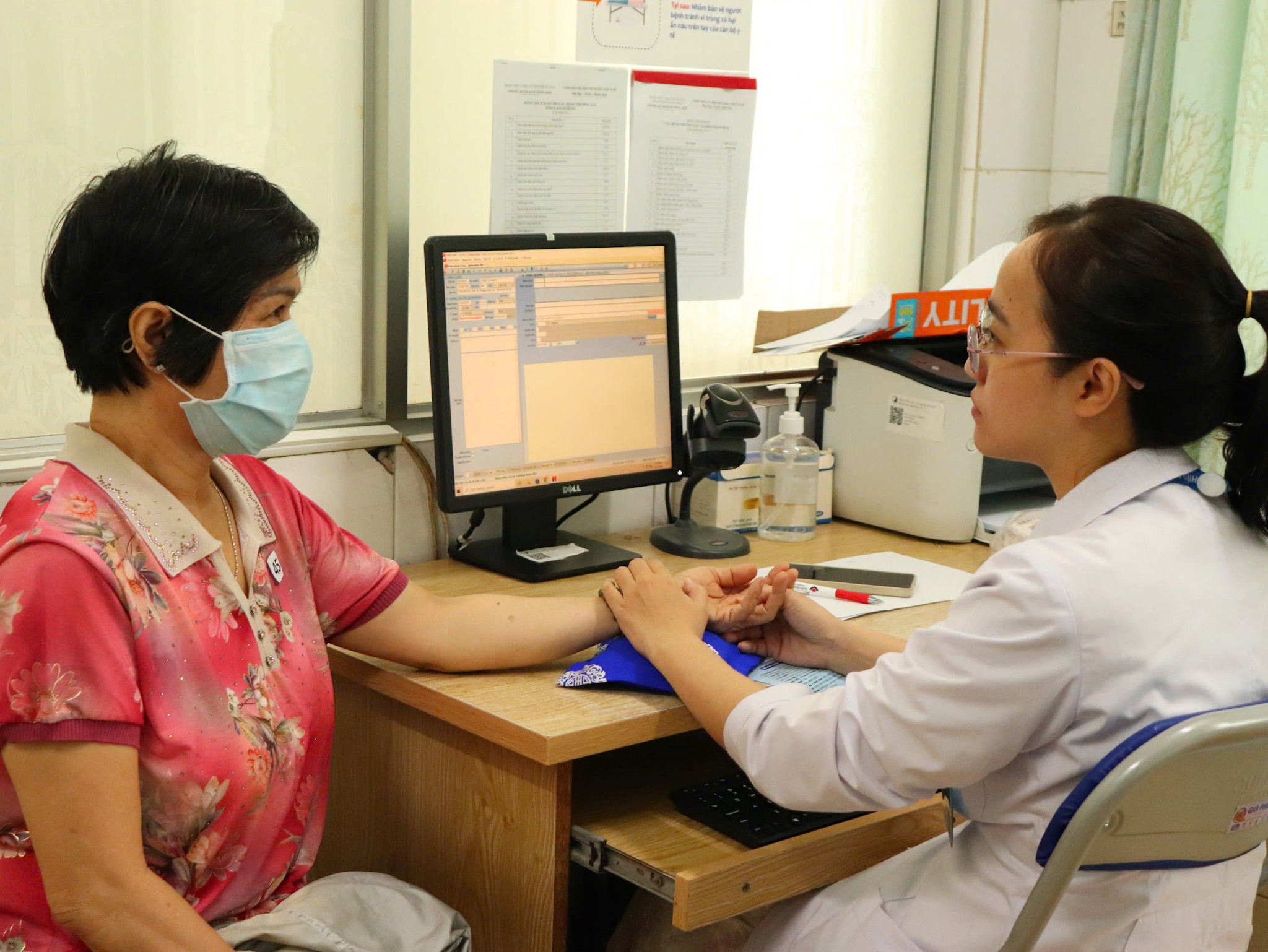 Người cao tuổi TPHCM vui mừng vì được khám bệnh, tặng thẻ BHYT - Ảnh 2.