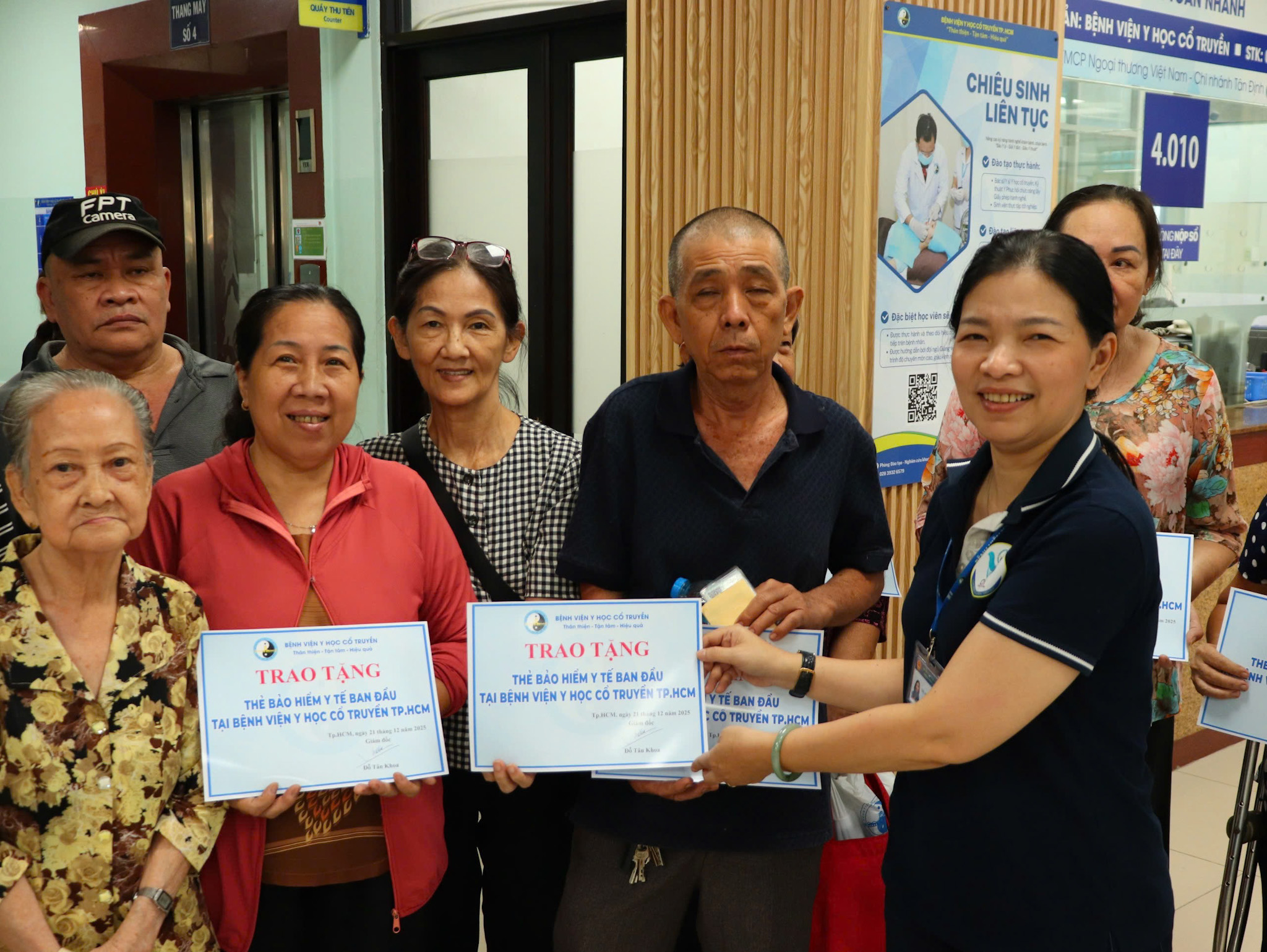 Người cao tuổi TPHCM vui mừng vì được khám bệnh, tặng thẻ BHYT - Ảnh 1.