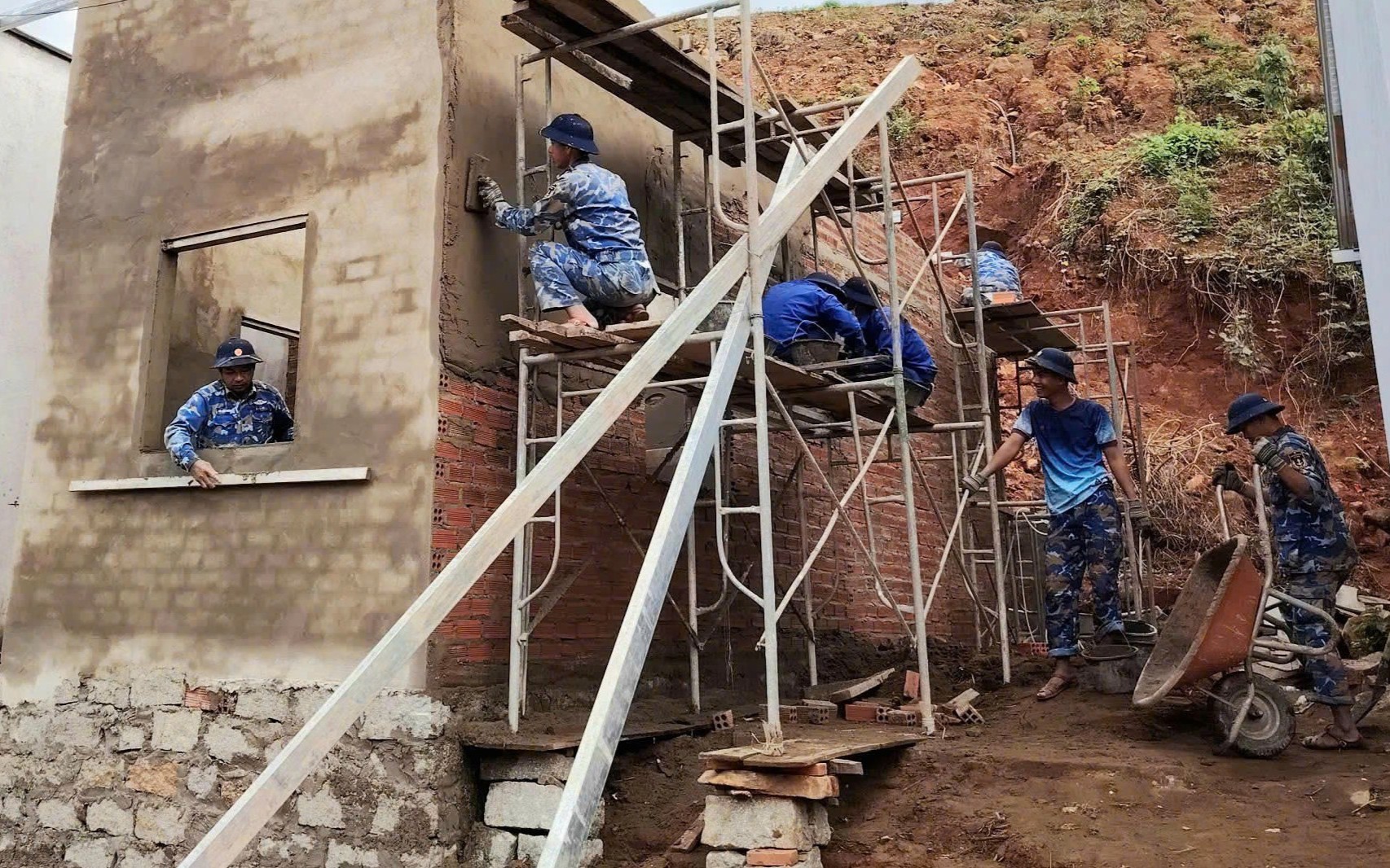 Cận cảnh C&ocirc;ng an Gia Lai b&agrave;n giao 4 căn nh&agrave; thuộc &ldquo;Chiến dịch Quang Trung&rdquo; - Ảnh 2.