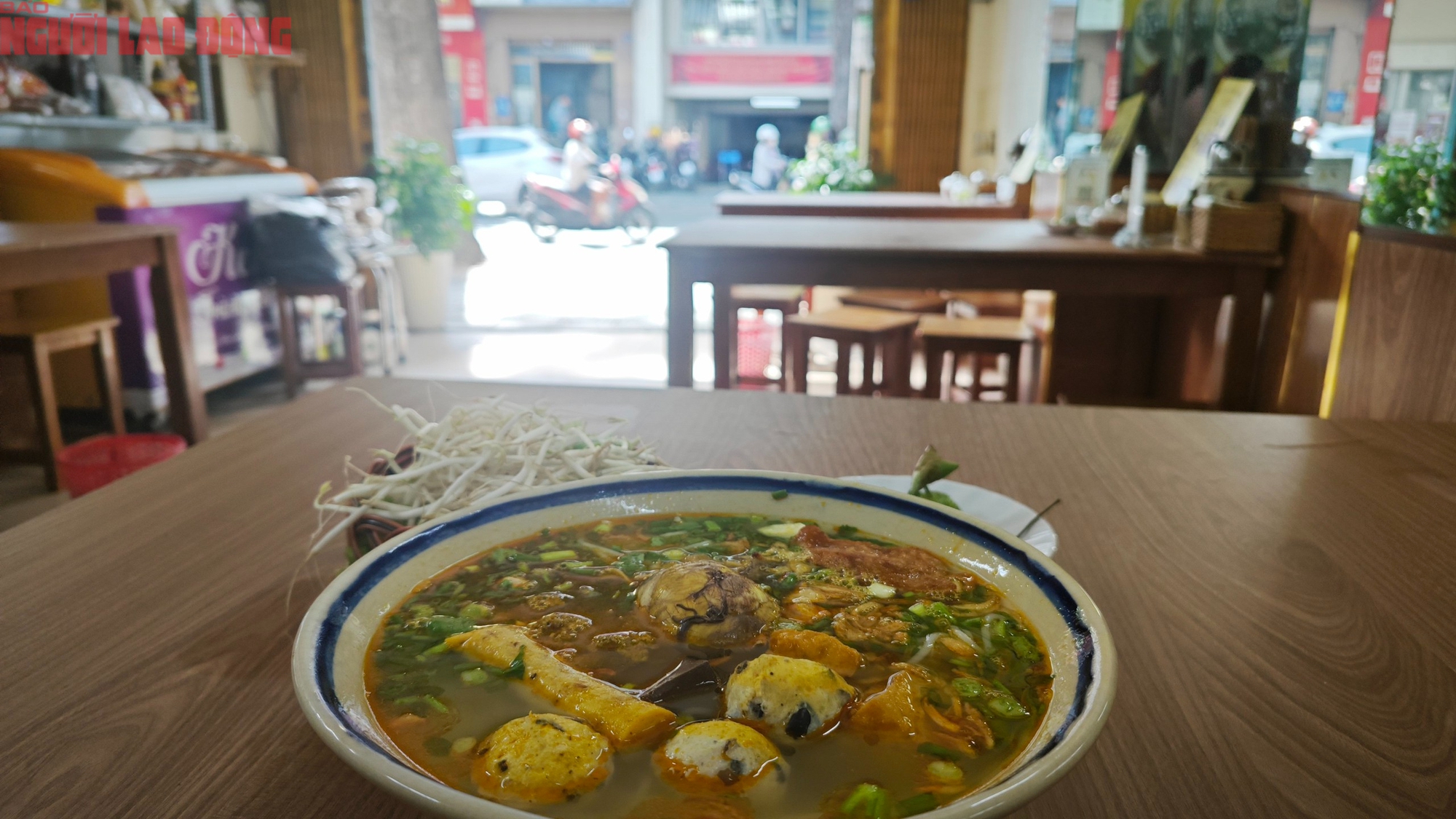 Hộ kinh doanh qu&aacute;n ăn tăng chi ph&iacute; v&agrave; lo ngại về thuế kho&aacute;n trong năm 2026 - Ảnh 3.