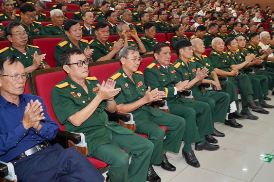 Qu&acirc;n đội lu&ocirc;n gắn b&oacute; m&aacute;u thịt với nh&acirc;n d&acirc;n - Ảnh 1.