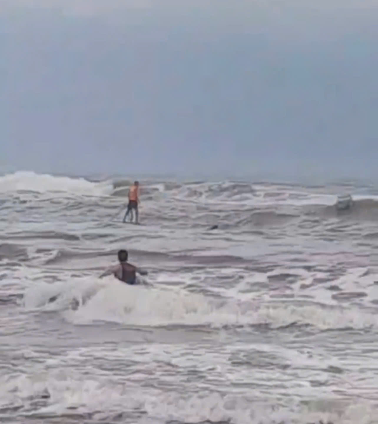 Huế: Livestream kêu gọi cứu nạn ngư dân bị lật thuyền tại biển Thế Mỹ A - Ảnh 1.