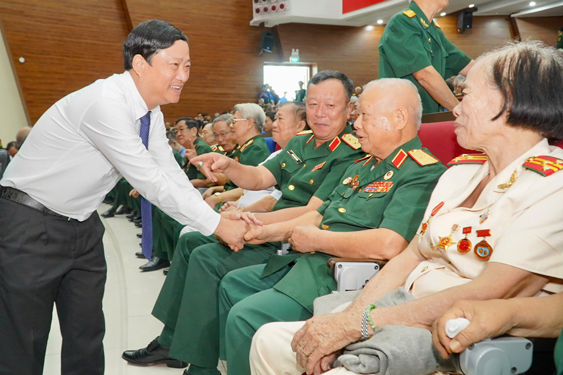 Qu&acirc;n đội lu&ocirc;n gắn b&oacute; m&aacute;u thịt với nh&acirc;n d&acirc;n - Ảnh 2.