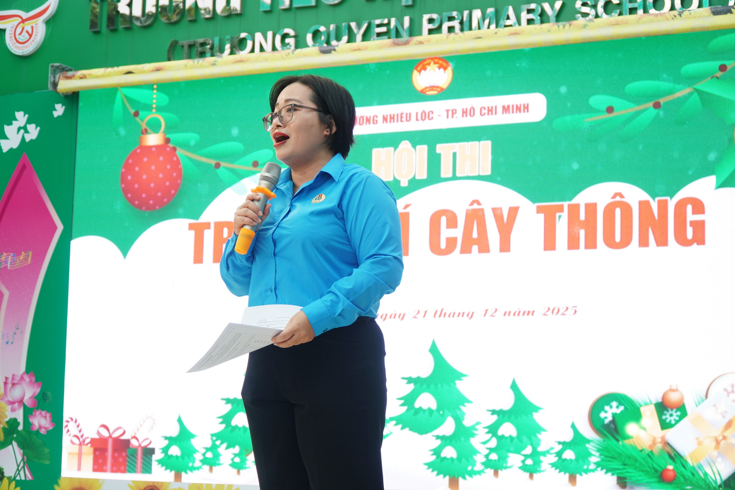 Phường Nhiêu Lộc "lên đèn" đón Giáng sinh bằng hội thi trang trí cây thông - Ảnh 1.