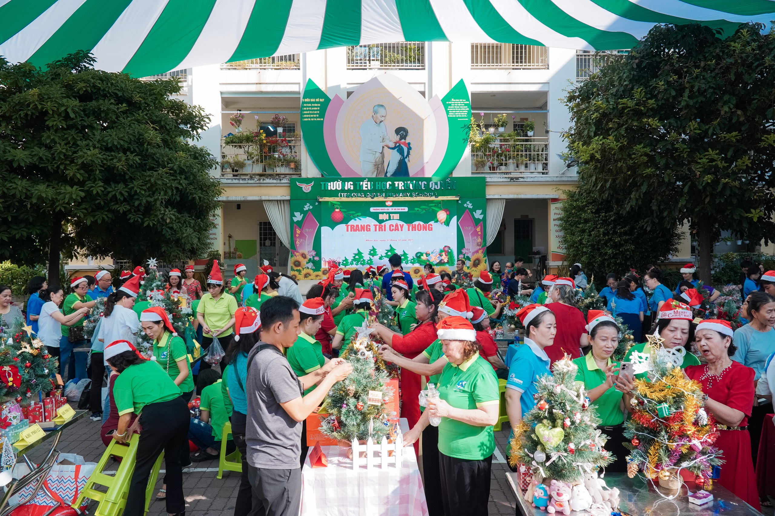 Phường Nhiêu Lộc "lên đèn" đón Giáng sinh bằng hội thi trang trí cây thông - Ảnh 4.
