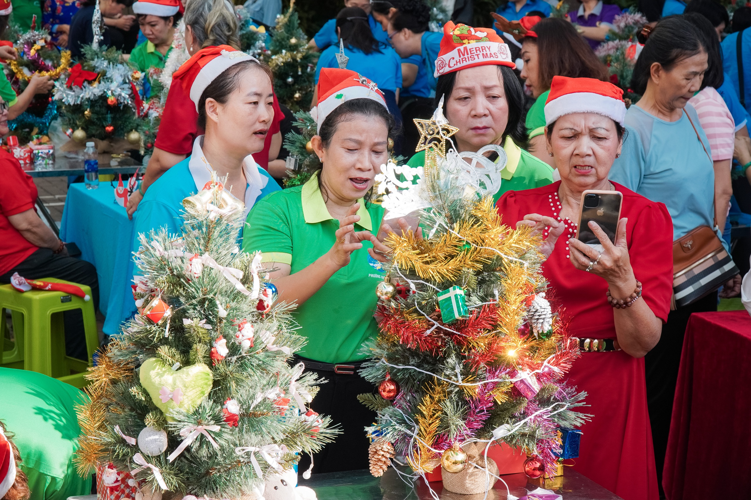 Phường Nhiêu Lộc "lên đèn" đón Giáng sinh bằng hội thi trang trí cây thông - Ảnh 12.