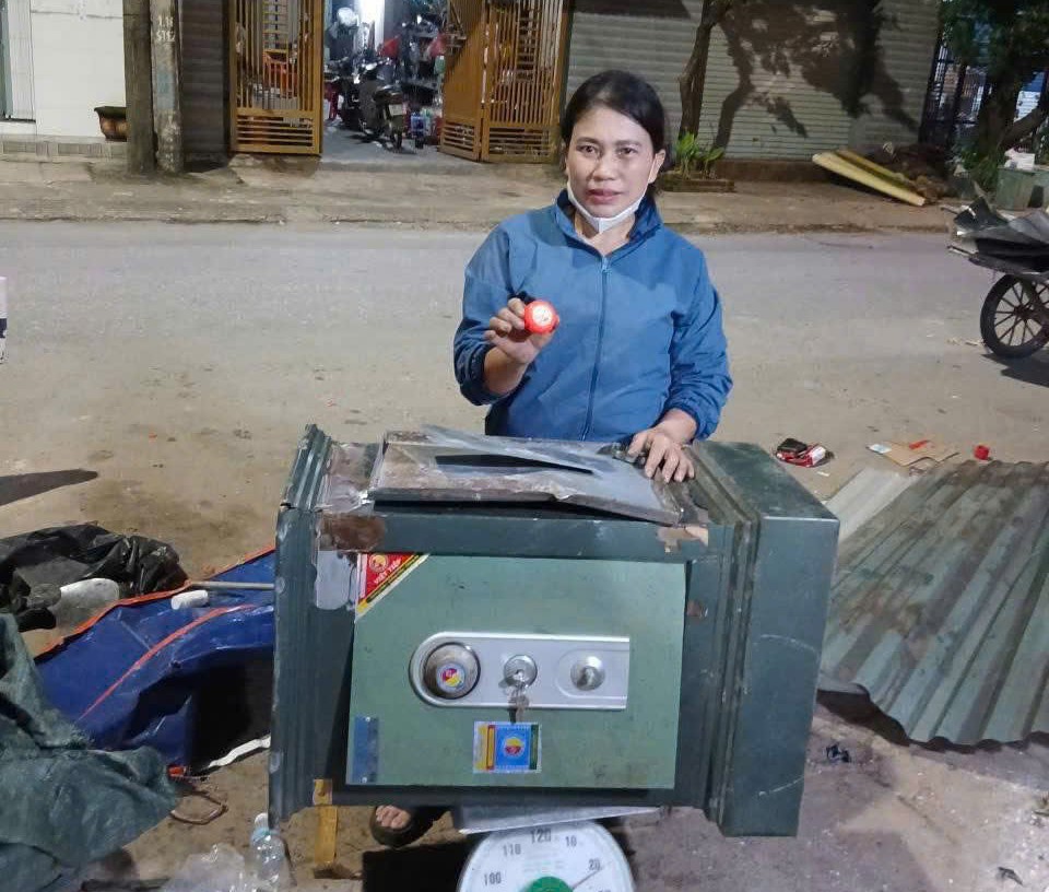 Phát hiện 5,5 chỉ vàng trong két sắt cũ, người phụ nữ thu mua phế liệu liền trình báo công an  - Ảnh 1.