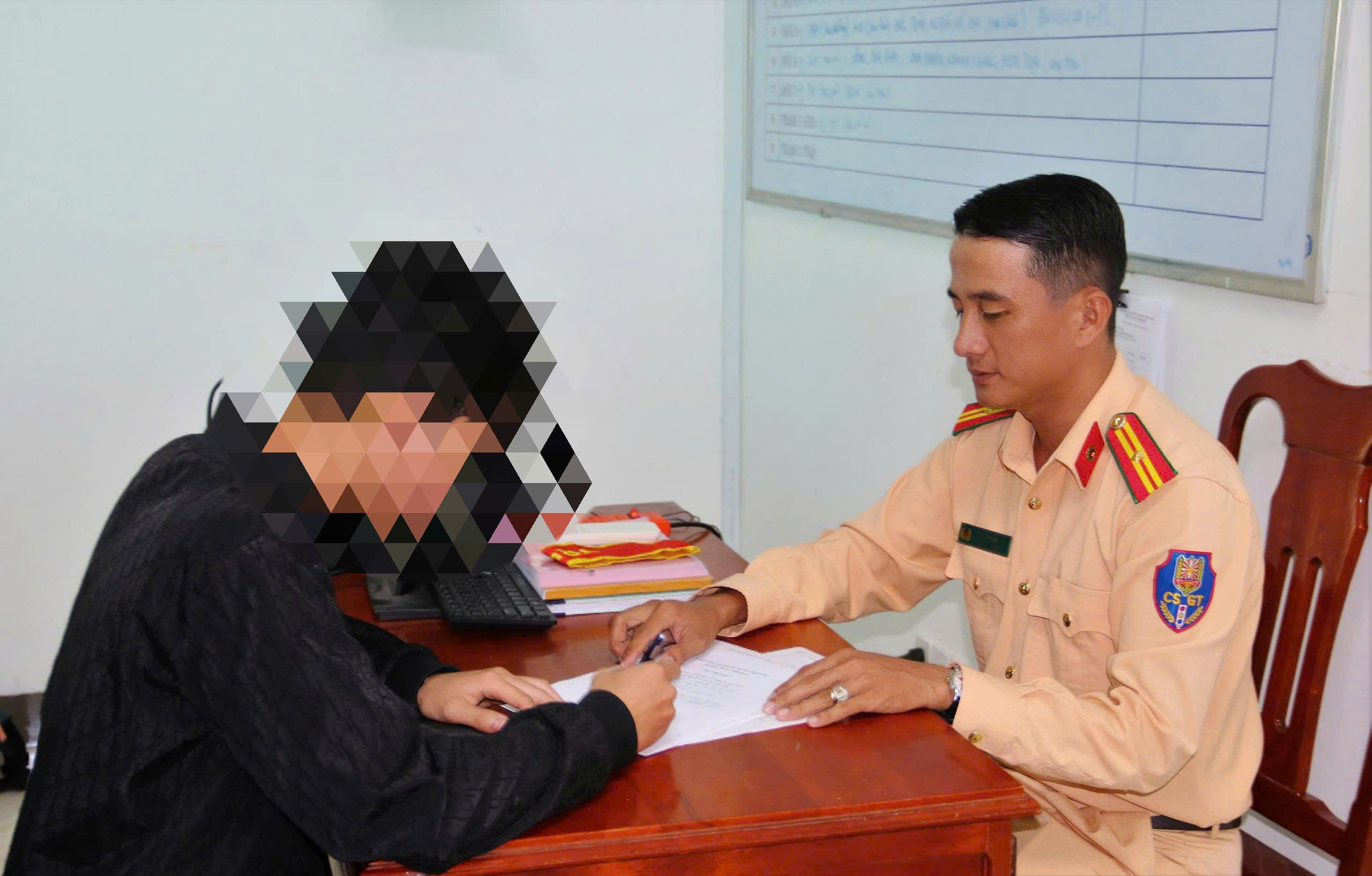 Xử phạt thiếu niên “ làm xiếc ” mừng U22 Việt Nam giành huy vàng SEA Games 33 - Ảnh 2.