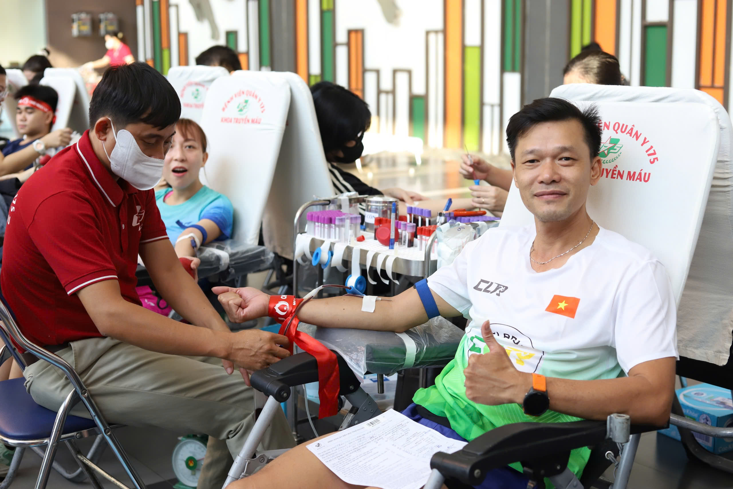 Nguồn máu dự trữ cứu người giảm, hàng trăm người tham gia hiến máu - Ảnh 4.