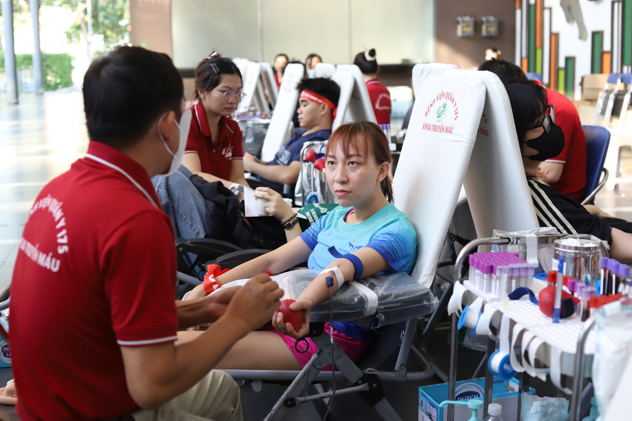 Nguồn máu dự trữ cứu người giảm, hàng trăm người tham gia hiến máu - Ảnh 2.