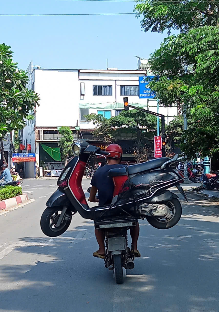 "Xiếc" trên đường - Ảnh 1.