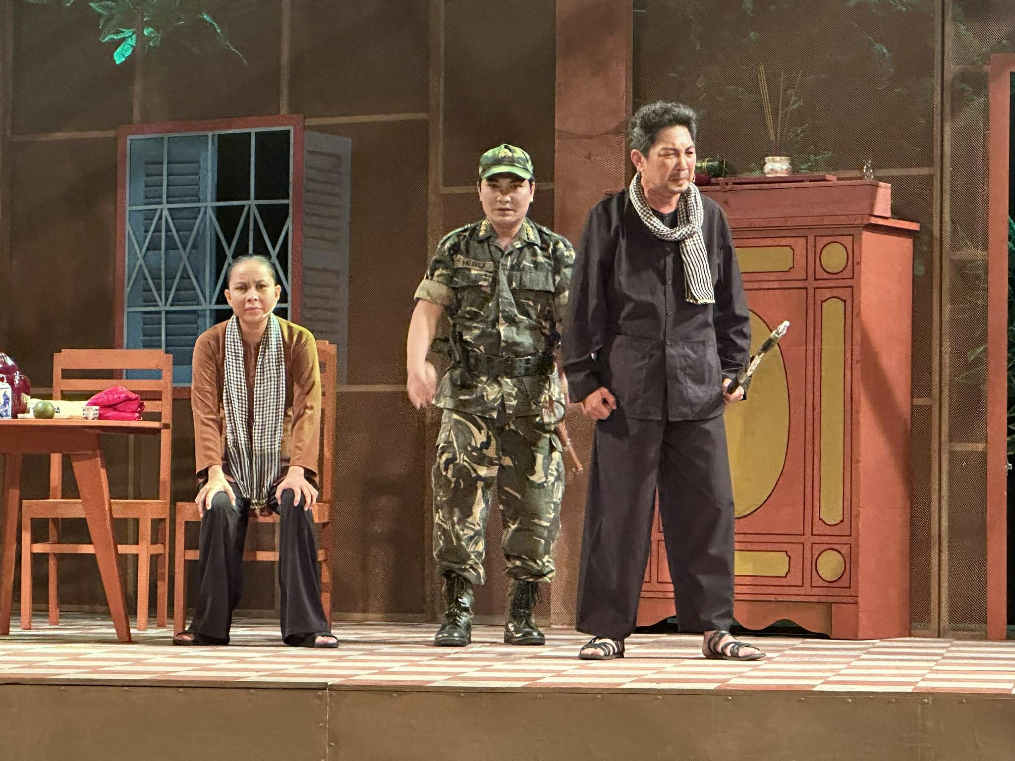 "Người mẹ và thanh gươm", dạt dào cảm xúc khi xem lại tác phẩm của nhà thơ Phan Vũ - Ảnh 4.