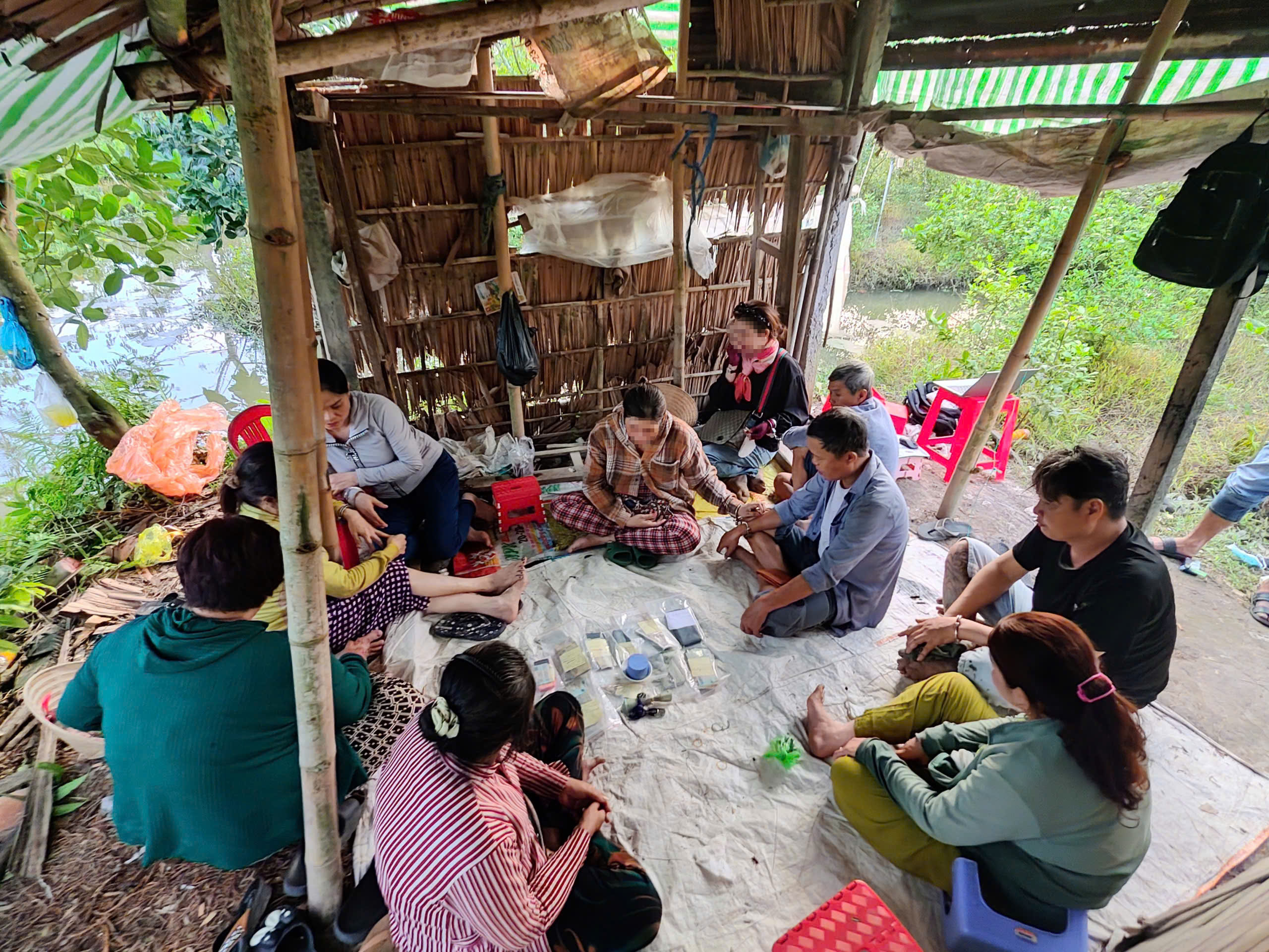 Bắt quả tang 11 người đánh bạc tại vườn chanh ở Vĩnh Long - Ảnh 1.