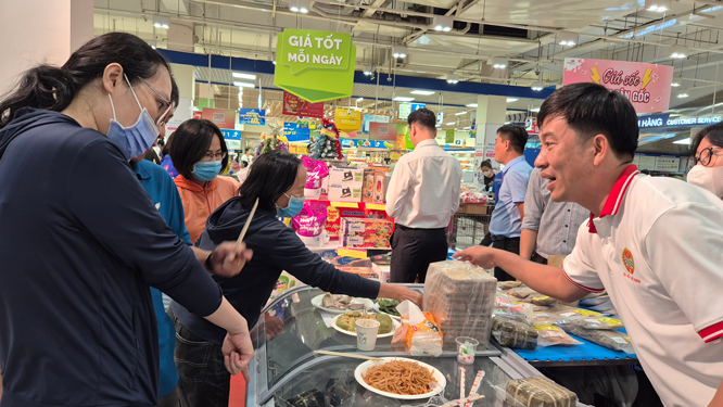 An toàn thực phẩm Tết: Cam kết từ nhà sản xuất và kiểm tra chất lượng - Ảnh 1.