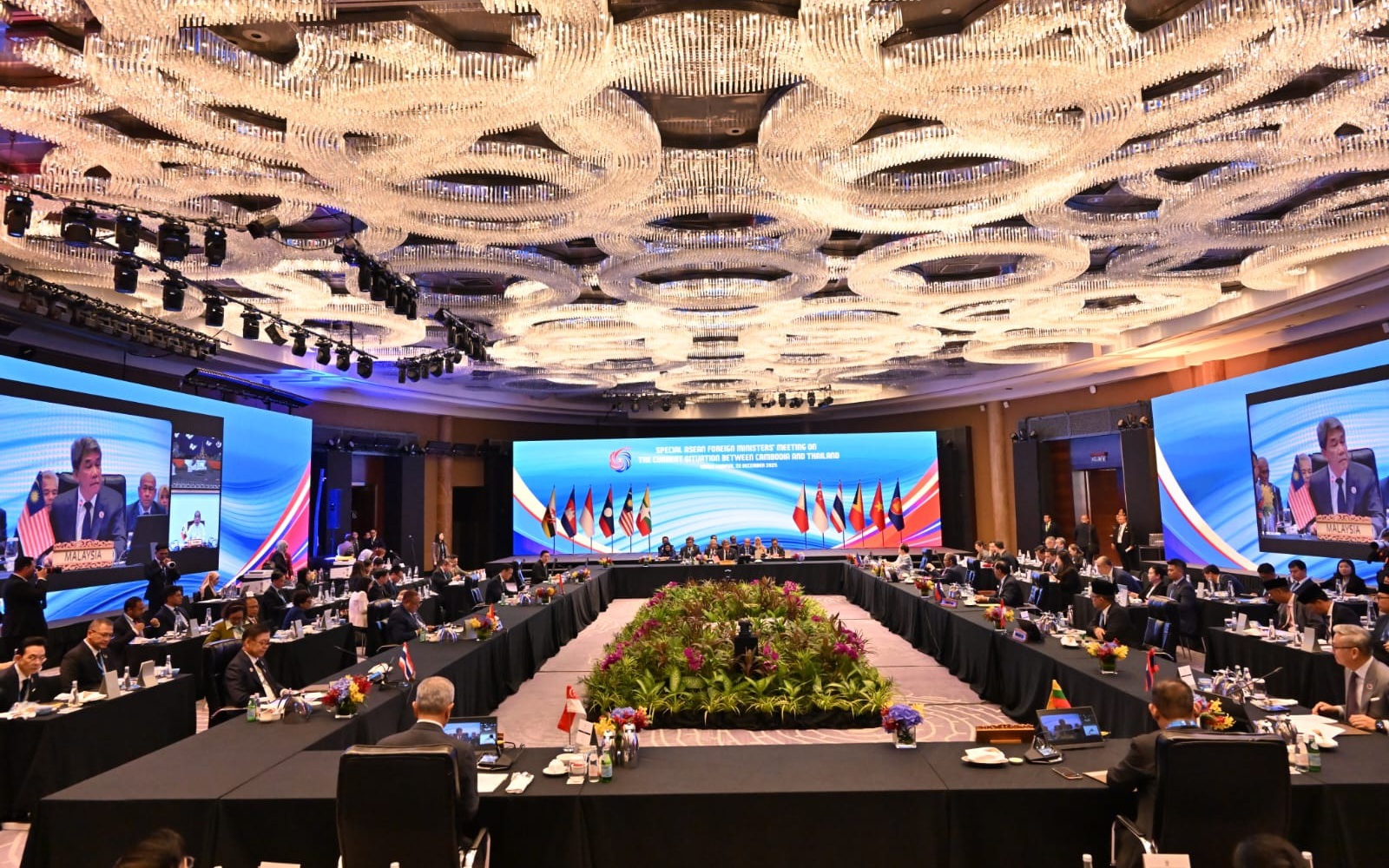 To&agrave;n cảnh giao tranh bi&ecirc;n giới Th&aacute;i Lan - Campuchia ng&agrave;y thứ 17 - Ảnh 2.