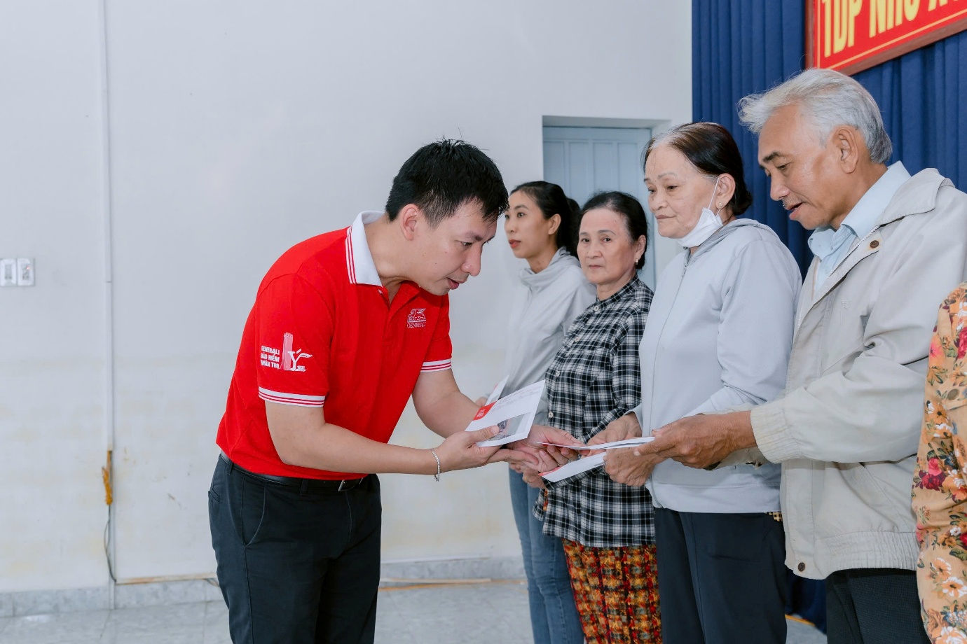 Generali Việt Nam trao hơn 1,2 tỉ đồng hỗ trợ người dân tái thiết sau bão lũ - Ảnh 2.