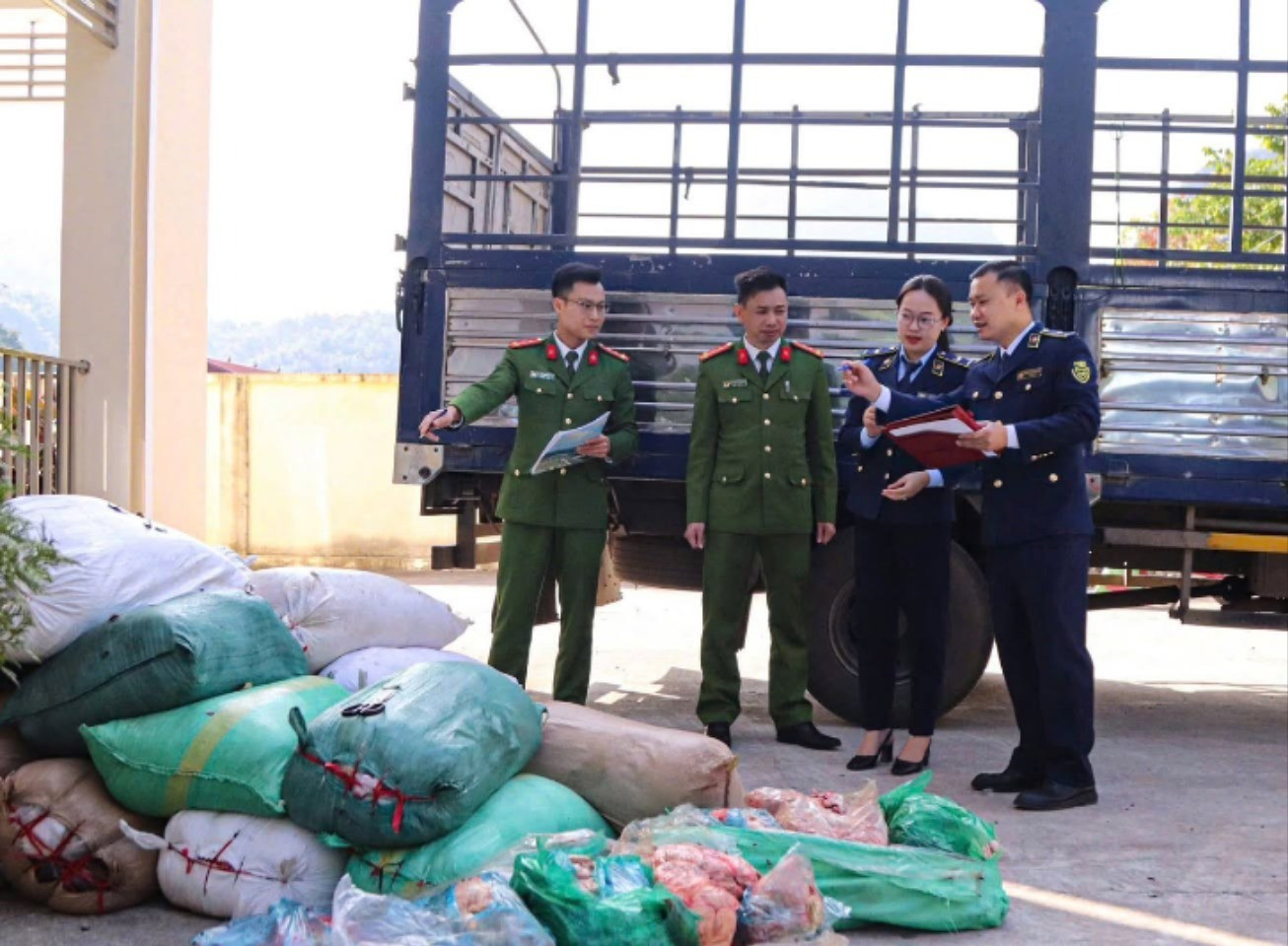 Bí mật “chết người” dấu kín trong 40 bao tải trên xe ô tô  - Ảnh 1.