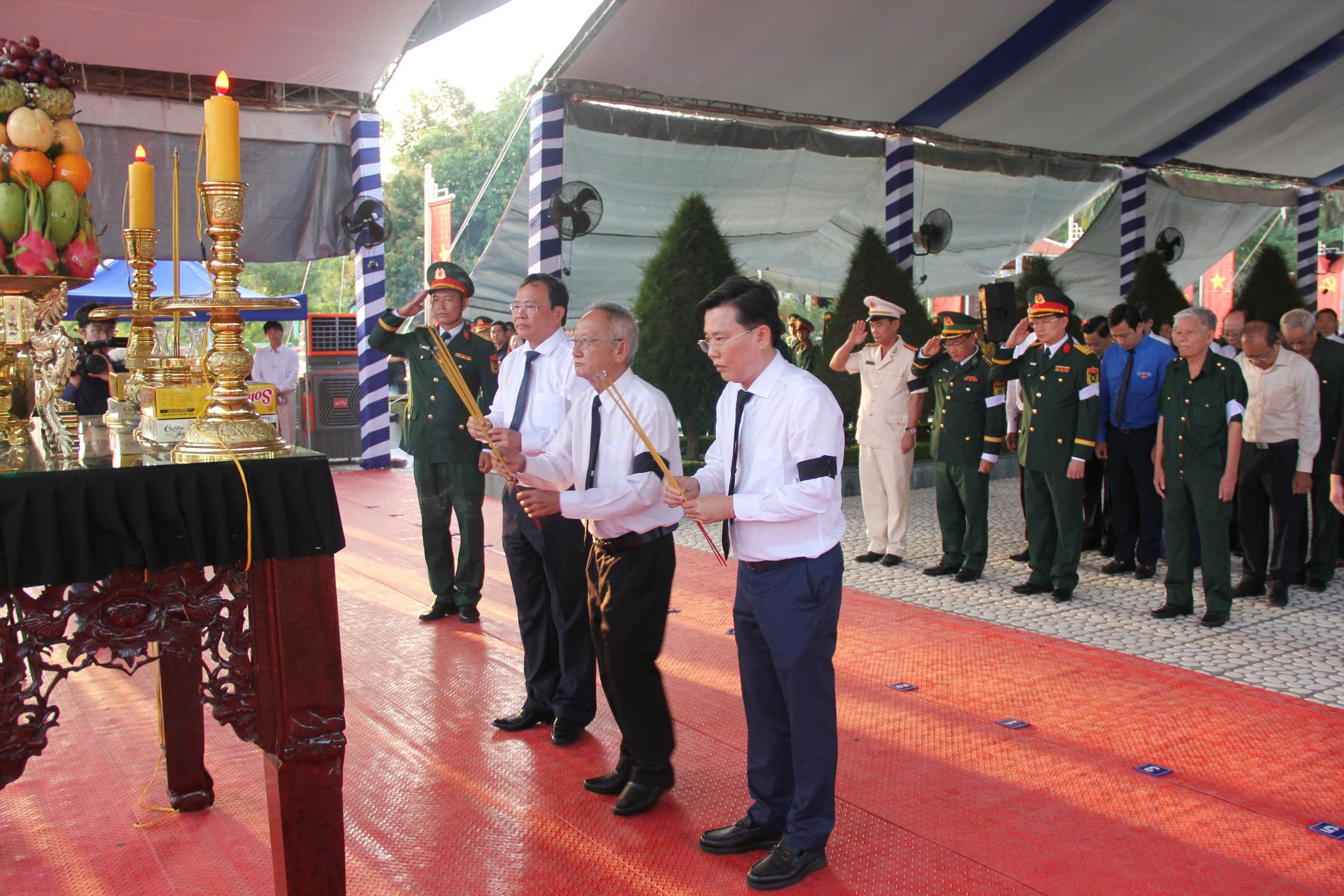 Tây Ninh tổ chức lễ truy điệu và an táng hài cốt liệt sĩ hy sinh tại Campuchia - Ảnh 2. Tây Ninh tổ chức lễ truy điệu và an táng hài cốt liệt sĩ hy sinh tại Campuchia - Ảnh 2.