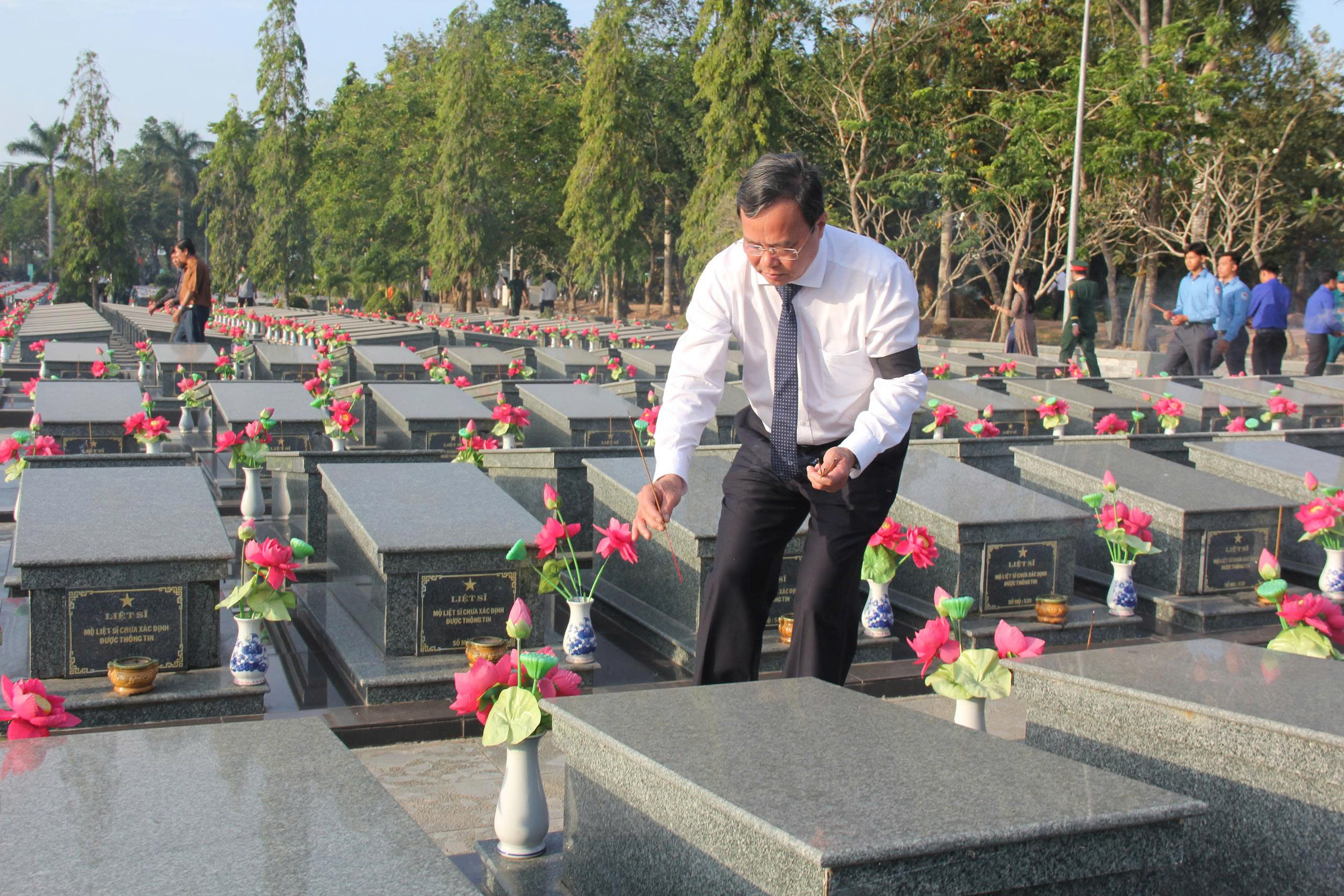 Tây Ninh tổ chức lễ truy điệu và an táng hài cốt liệt sĩ hy sinh tại Campuchia - Ảnh 5. Tây Ninh tổ chức lễ truy điệu và an táng hài cốt liệt sĩ hy sinh tại Campuchia - Ảnh 5.