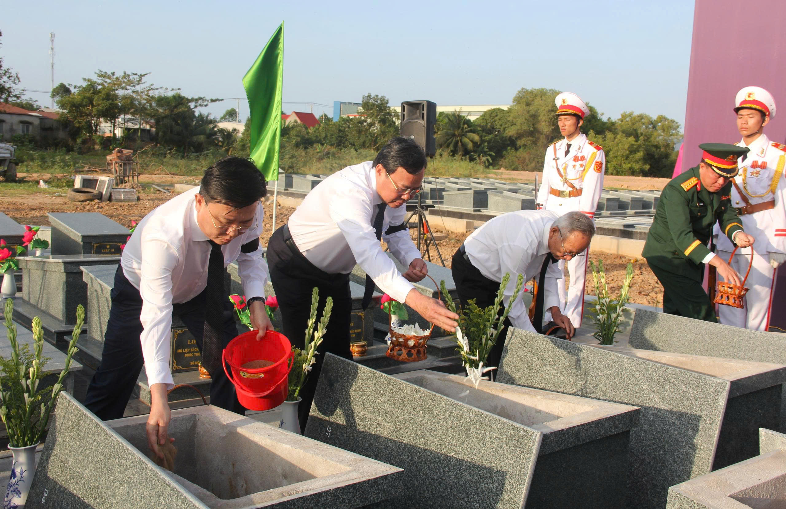 Tây Ninh tổ chức lễ truy điệu và an táng hài cốt liệt sĩ hy sinh tại Campuchia - Ảnh 6. Tây Ninh tổ chức lễ truy điệu và an táng hài cốt liệt sĩ hy sinh tại Campuchia - Ảnh 6.