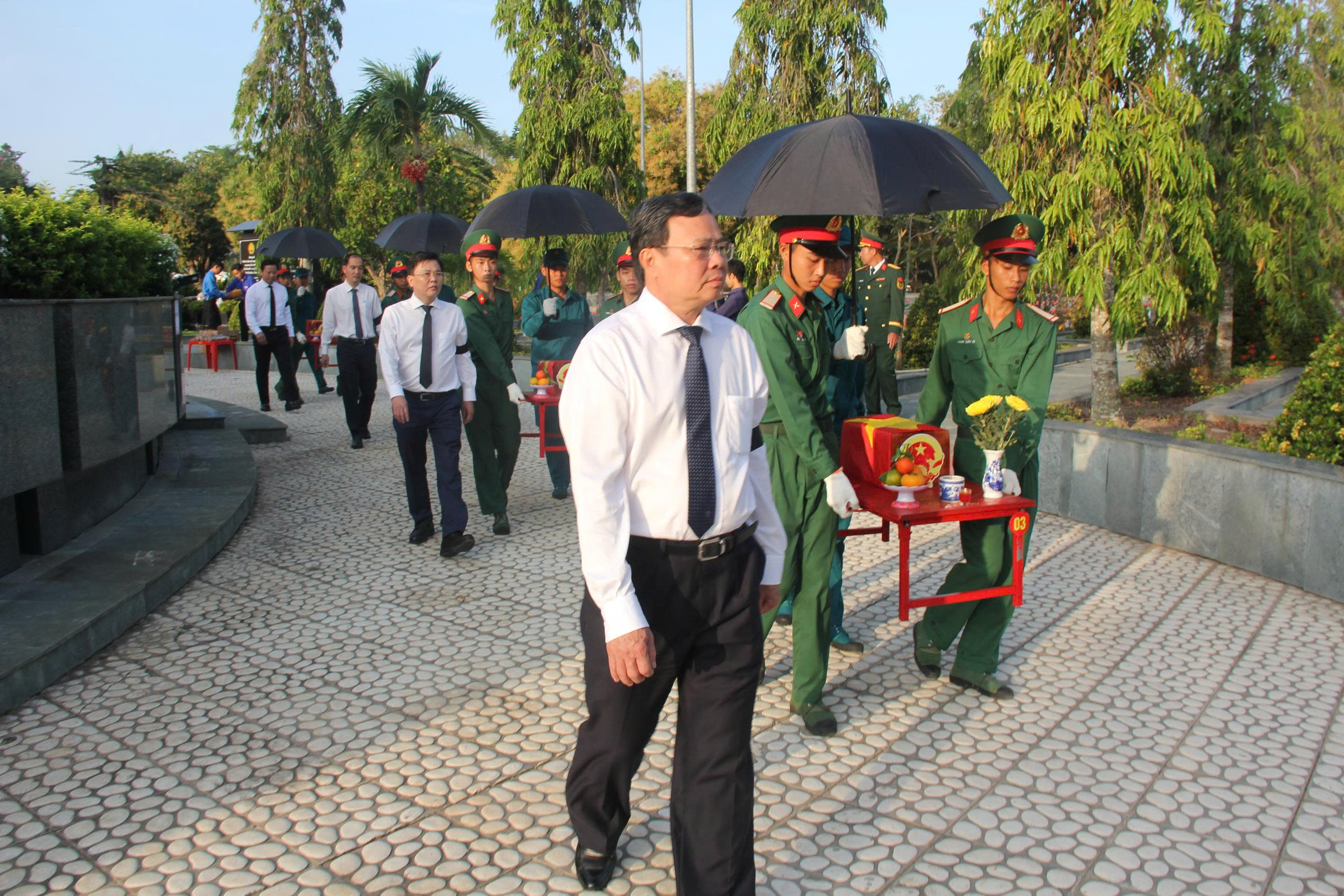 Tây Ninh tổ chức lễ truy điệu và an táng hài cốt liệt sĩ hy sinh tại Campuchia - Ảnh 4. Tây Ninh tổ chức lễ truy điệu và an táng hài cốt liệt sĩ hy sinh tại Campuchia - Ảnh 4.