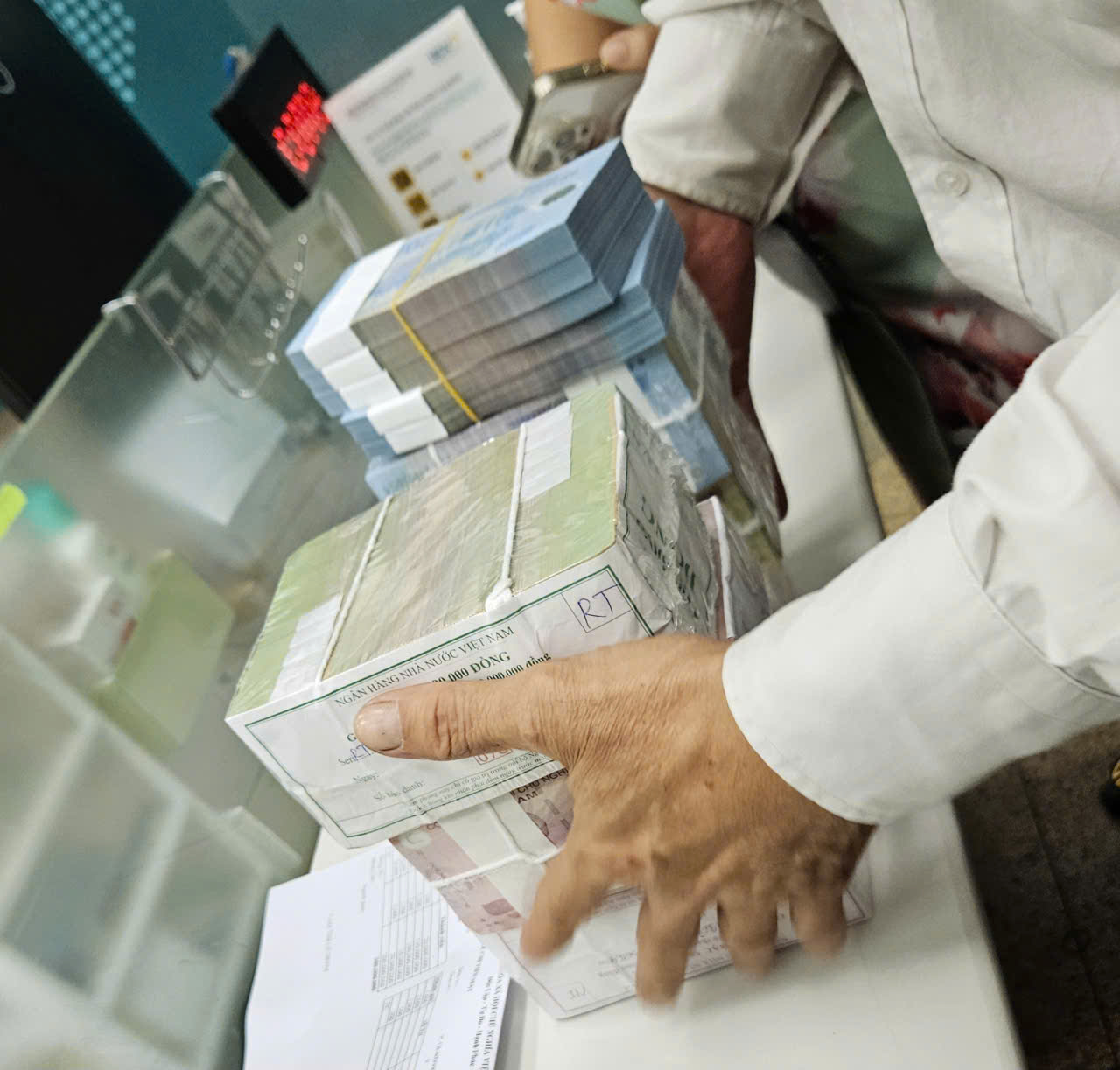 Lãi suất tăng nhanh 2026: Ngân hàng Nhà nước yêu cầu xử lý vi phạm lãi suất - Ảnh 2.