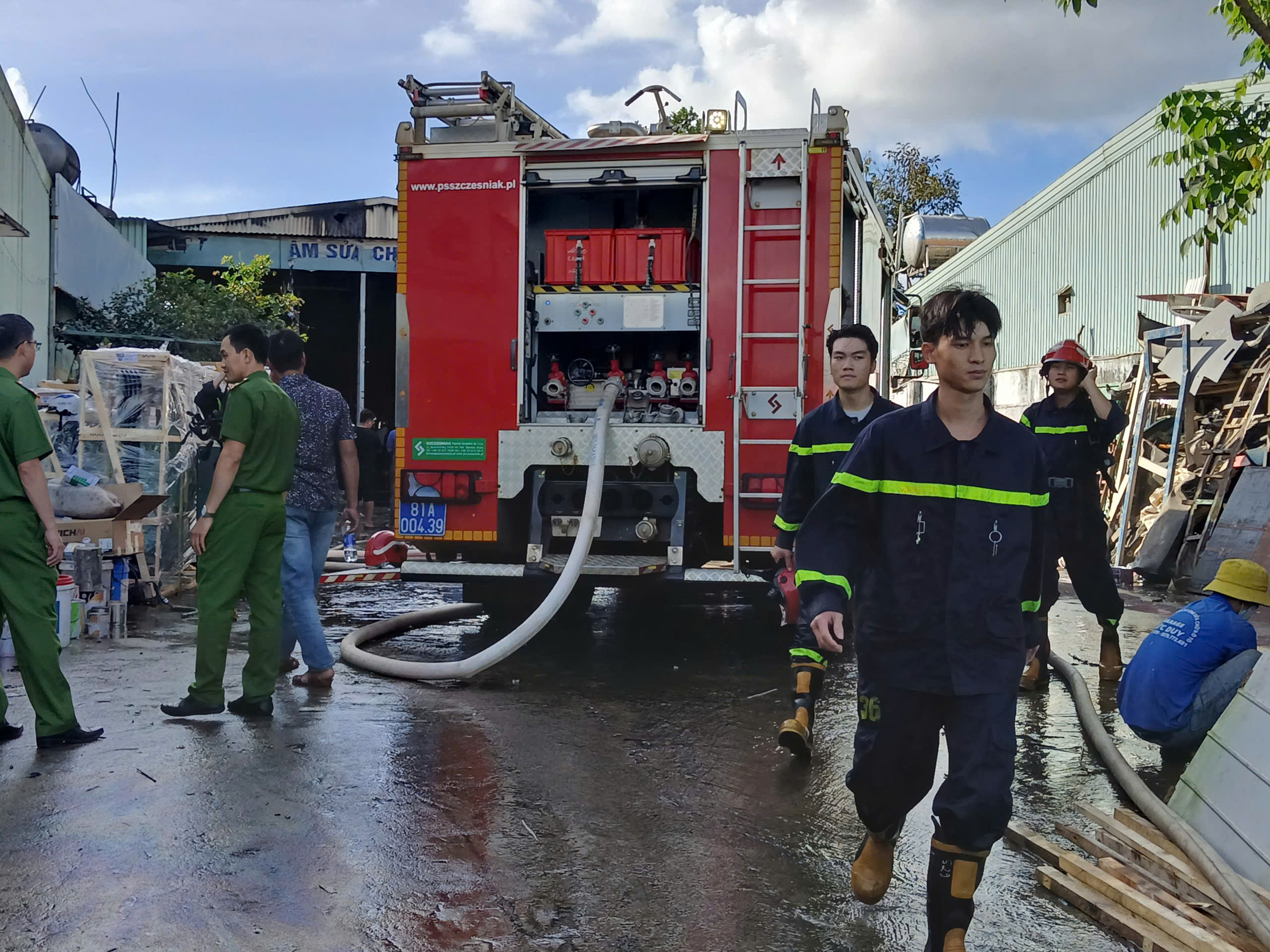 Cháy garage ô tô tại gia Lai thiêu rụi nhiều xe và tài sản qúy giá - Ảnh 3.