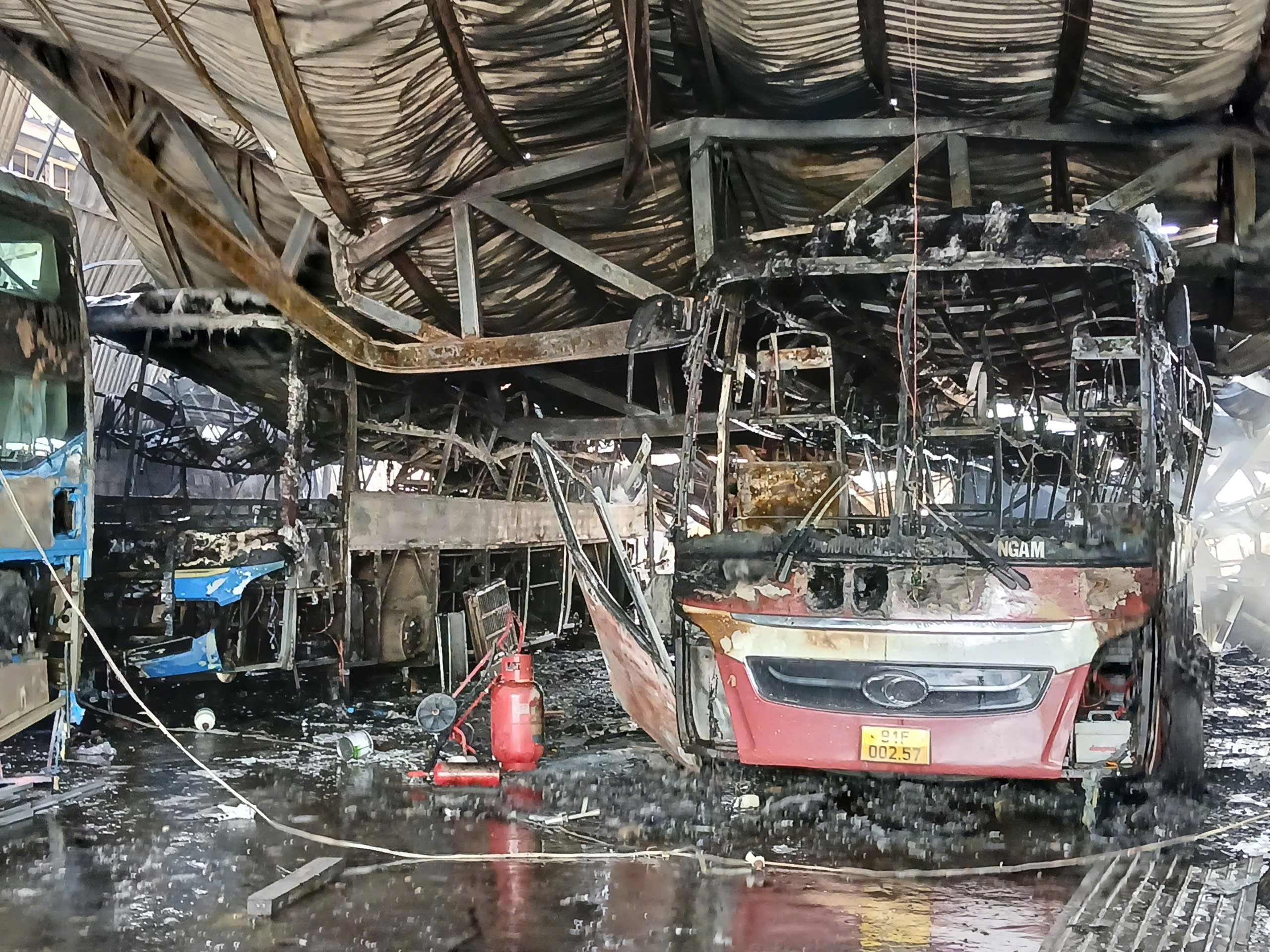 Cháy garage ô tô tại gia Lai thiêu rụi nhiều xe và tài sản qúy giá - Ảnh 2.