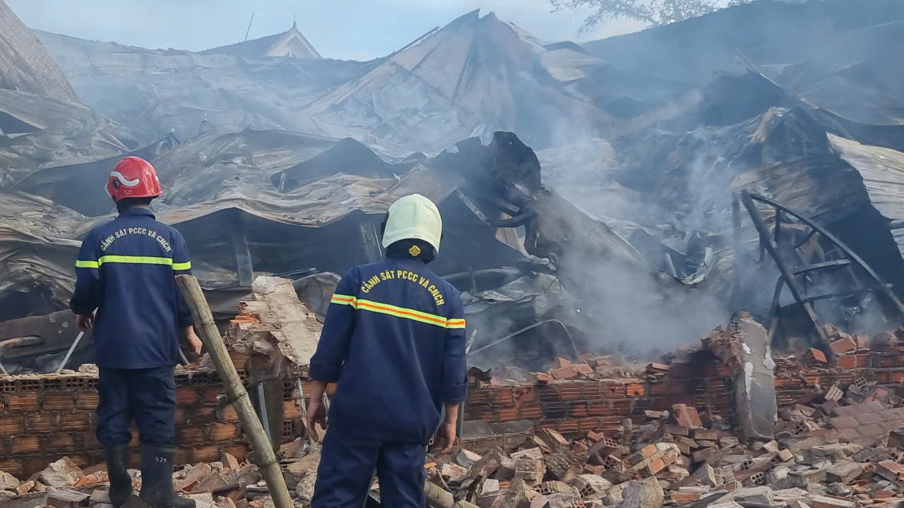 Cháy garage ô tô tại gia Lai thiêu rụi nhiều xe và tài sản qúy giá - Ảnh 4.