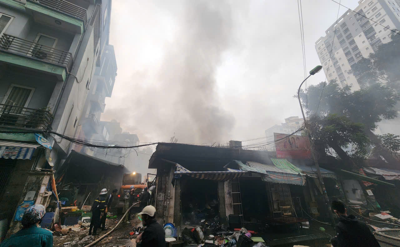 Cháy chợ Xanh Định Công lúc rạng sáng , nhiều ki - ốt bị thiêu rụi - Ảnh 2.