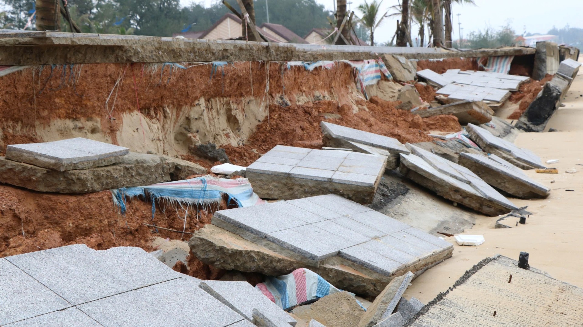 Kè biển hàng chục tỉ đồng chưa nghiệm thu đã hỏng nặng - Ảnh 2. Kè biển hàng chục tỉ đồng chưa nghiệm thu đã hỏng nặng - Ảnh 2.