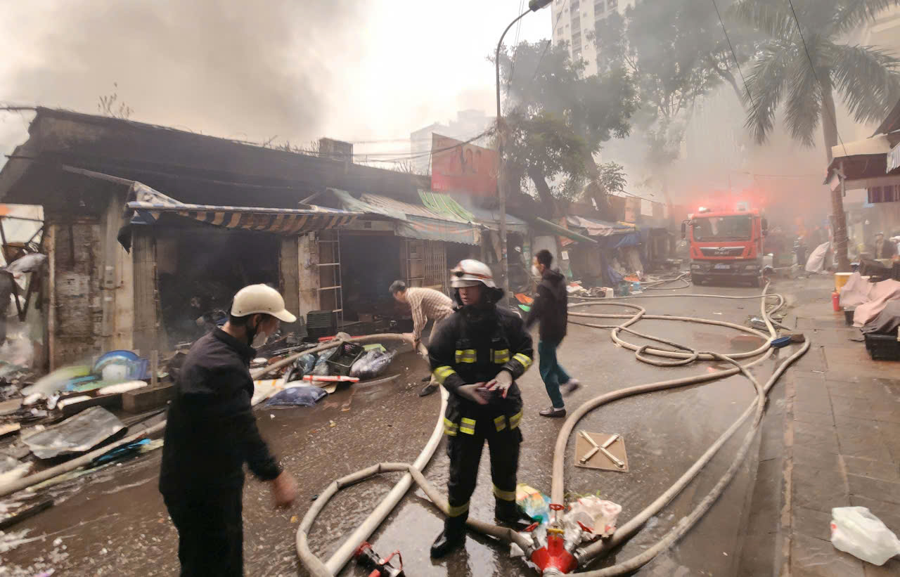 Cháy chợ Xanh Định Công lúc rạng sáng , nhiều ki - ốt bị thiêu rụi - Ảnh 3.