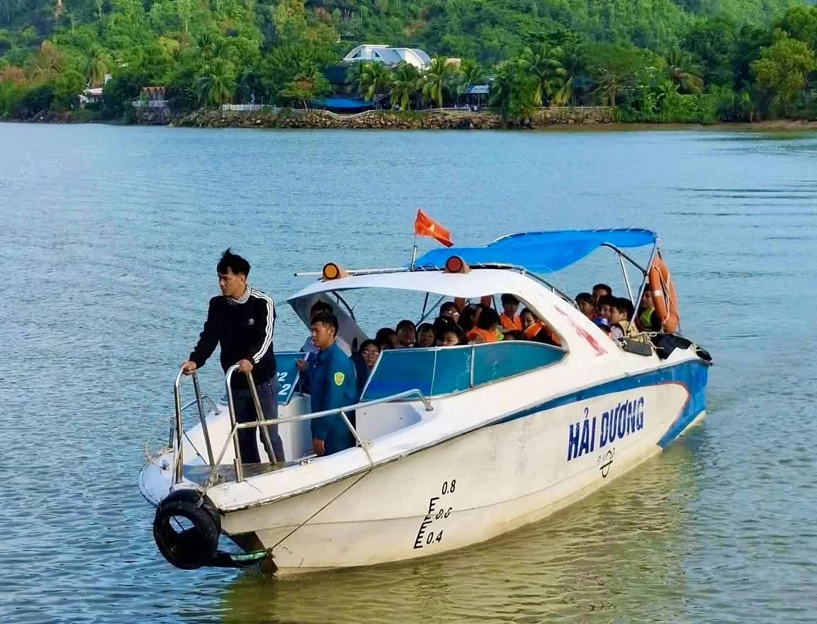 130 Học sinh T&acirc;y Nha Trang đi can&ocirc; đến trường sau cầu Ph&uacute; Kiểng bị tr&ocirc;i - Ảnh 1.