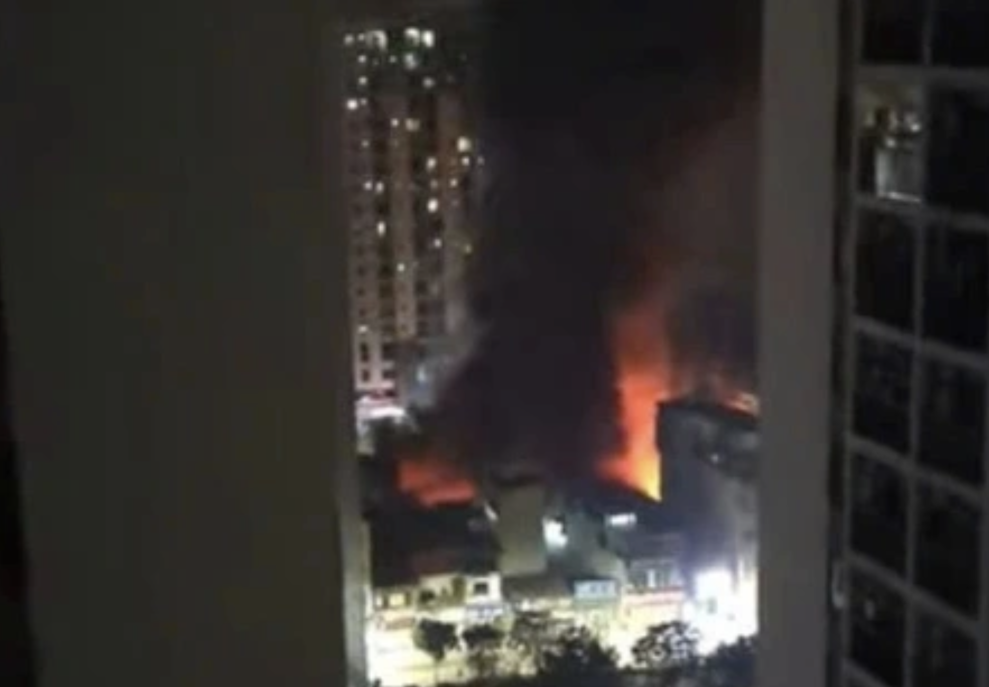 Cháy chợ Xanh Định Công lúc rạng sáng , nhiều ki - ốt bị thiêu rụi - Ảnh 1.