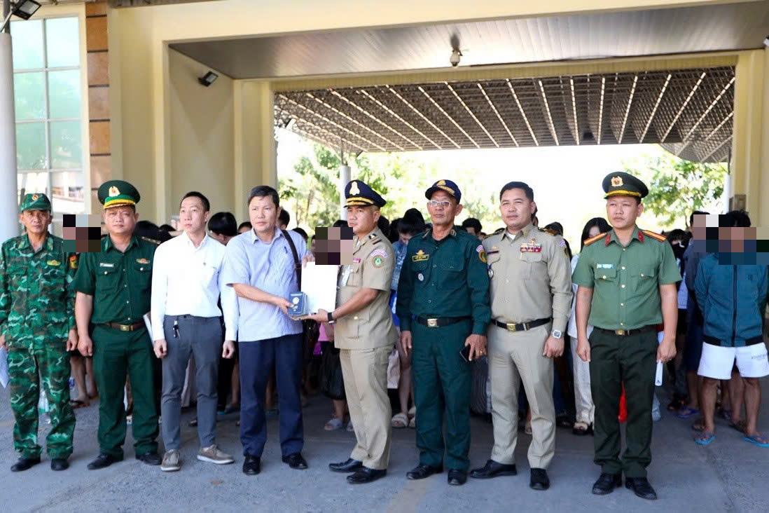 Tây Ninh xử phạt 31 người xuất cảnh trái phép sang Campuchia - Ảnh 1.