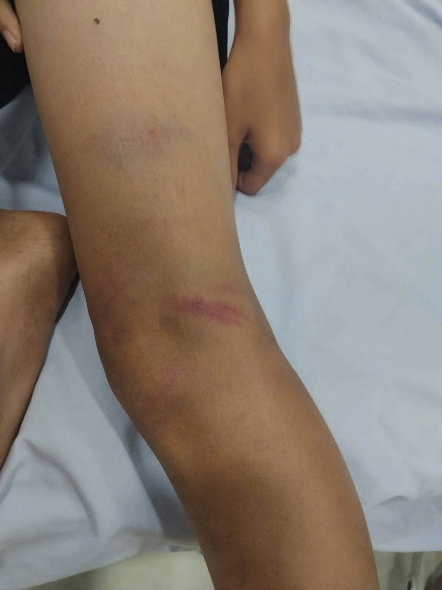 Công an mời người đàn ông chặn xe, hành hung 3 bé trai - Ảnh 3.