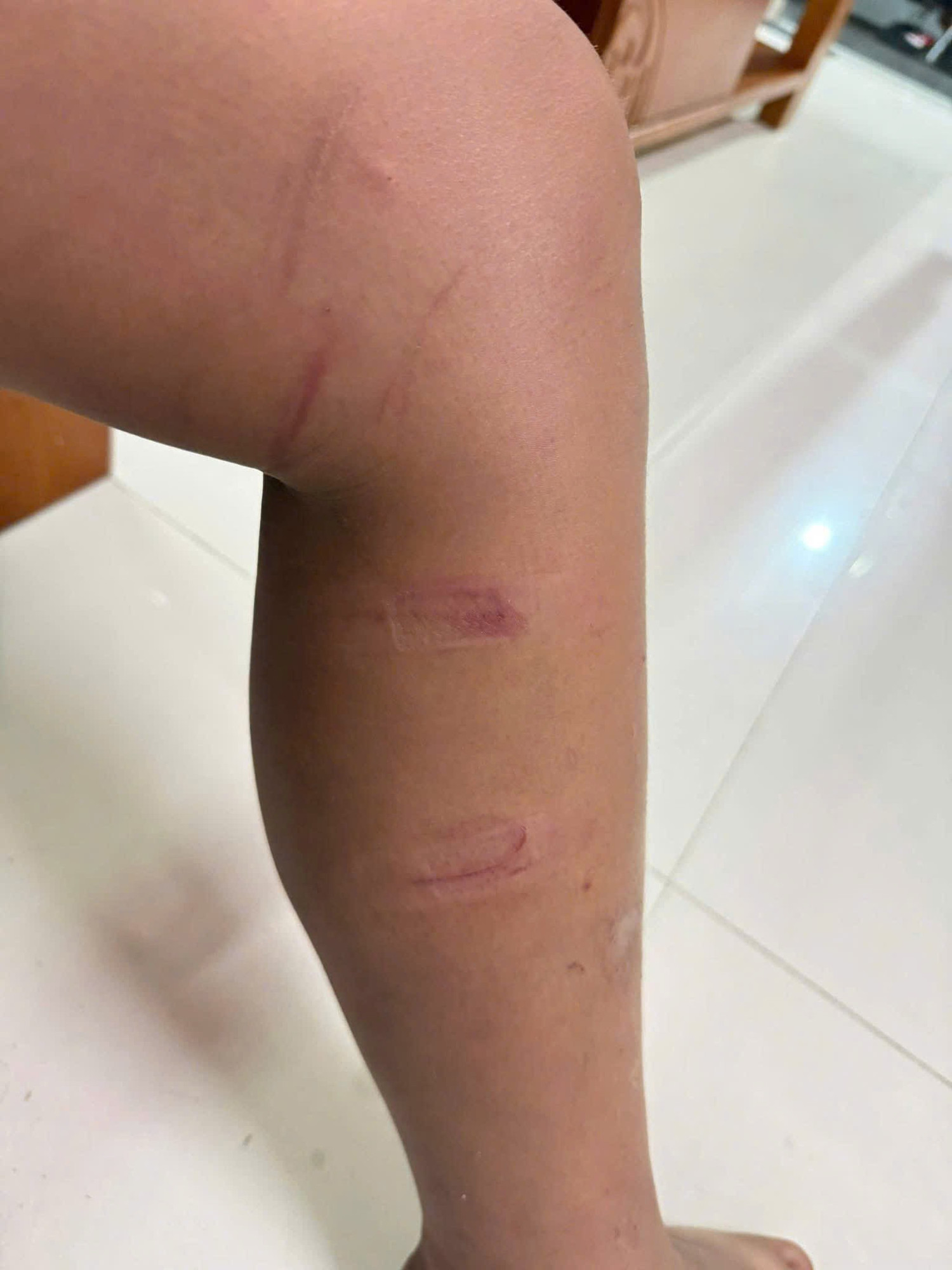 Công an mời người đàn ông chặn xe, hành hung 3 bé trai - Ảnh 2.