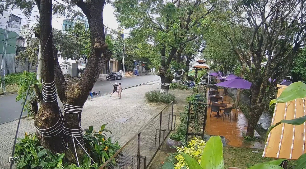 Công an mời người đàn ông chặn xe, hành hung 3 bé trai - Ảnh 1.