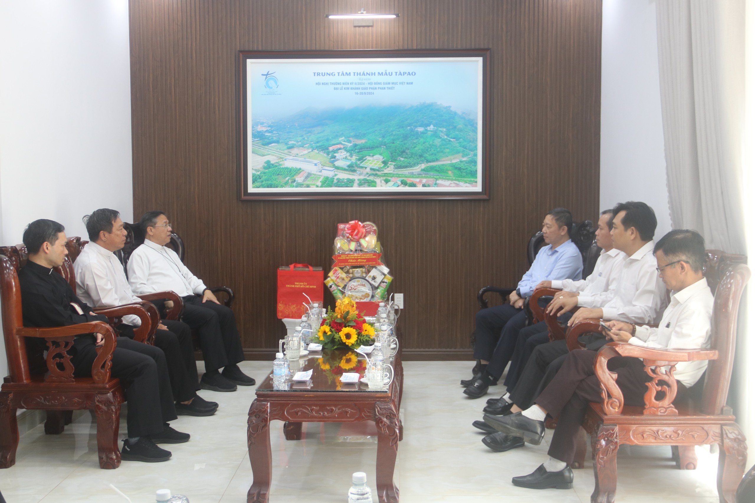 Đoàn lãnh đạo TP HCM thăm, chúc mừng Giáng sinh tại Tòa Giám mục Phan Thiết - Ảnh 1.