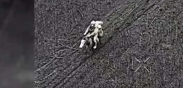 Binh sĩ Nga d&ugrave;ng &ldquo;độc chi&ecirc;u&rdquo; tấn c&ocirc;ng trận địa Ukraine - Ảnh 1.