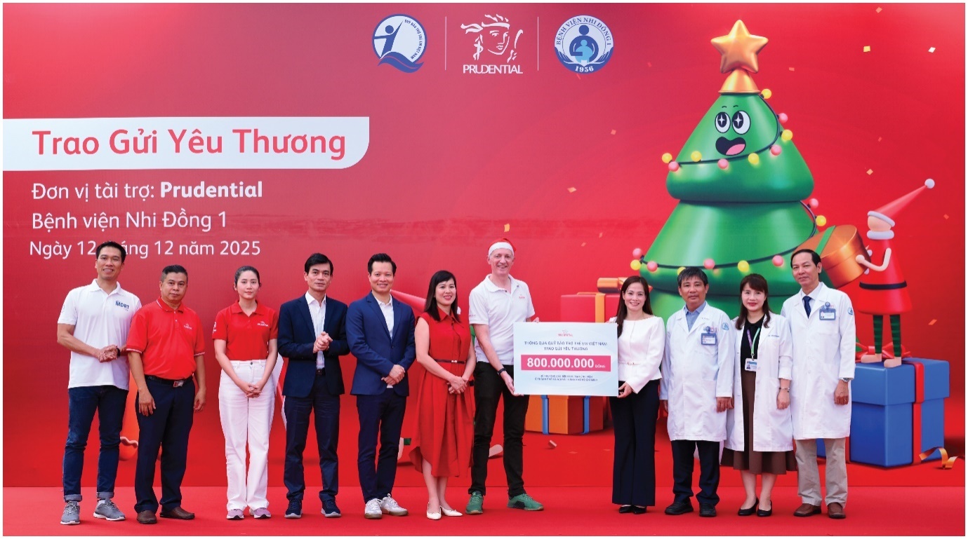 Prudential trao 2.600 phần quà Giáng sinh cho bệnh nhi tại TP HCM và Hà Nội - Ảnh 1.