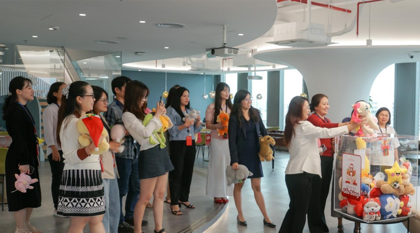 Prudential trao 2.600 phần quà Giáng sinh cho bệnh nhi tại TP HCM và Hà Nội - Ảnh 4.