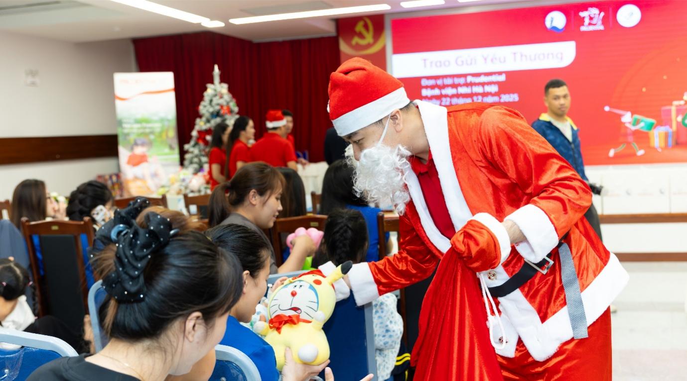 Prudential trao 2.600 phần quà Giáng sinh cho bệnh nhi tại TP HCM và Hà Nội - Ảnh 5.