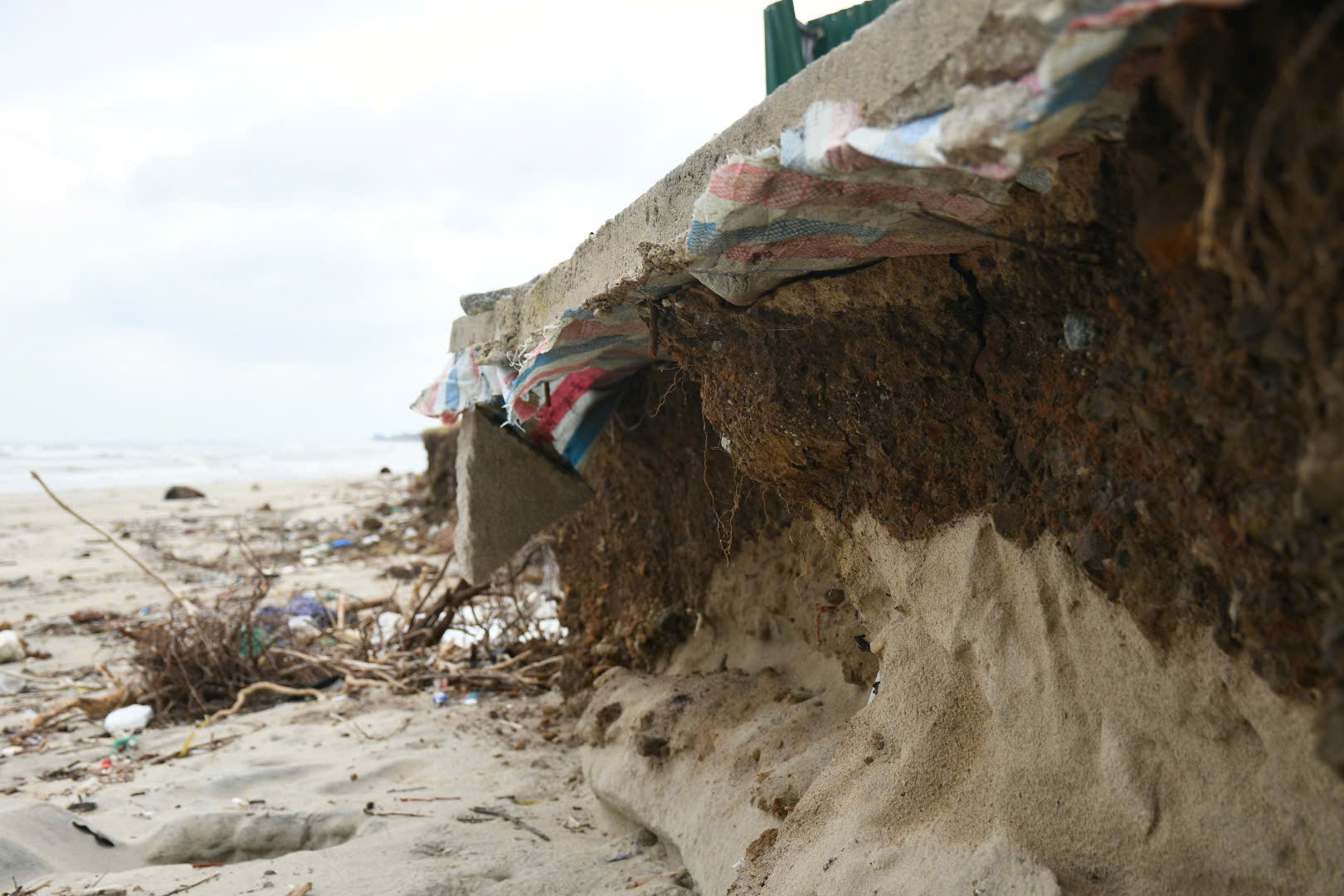 Bãi biển Mỹ Khê nguy cơ bị xóa sổ do triều cường lớn bất thường "tấn công" - Ảnh 7.