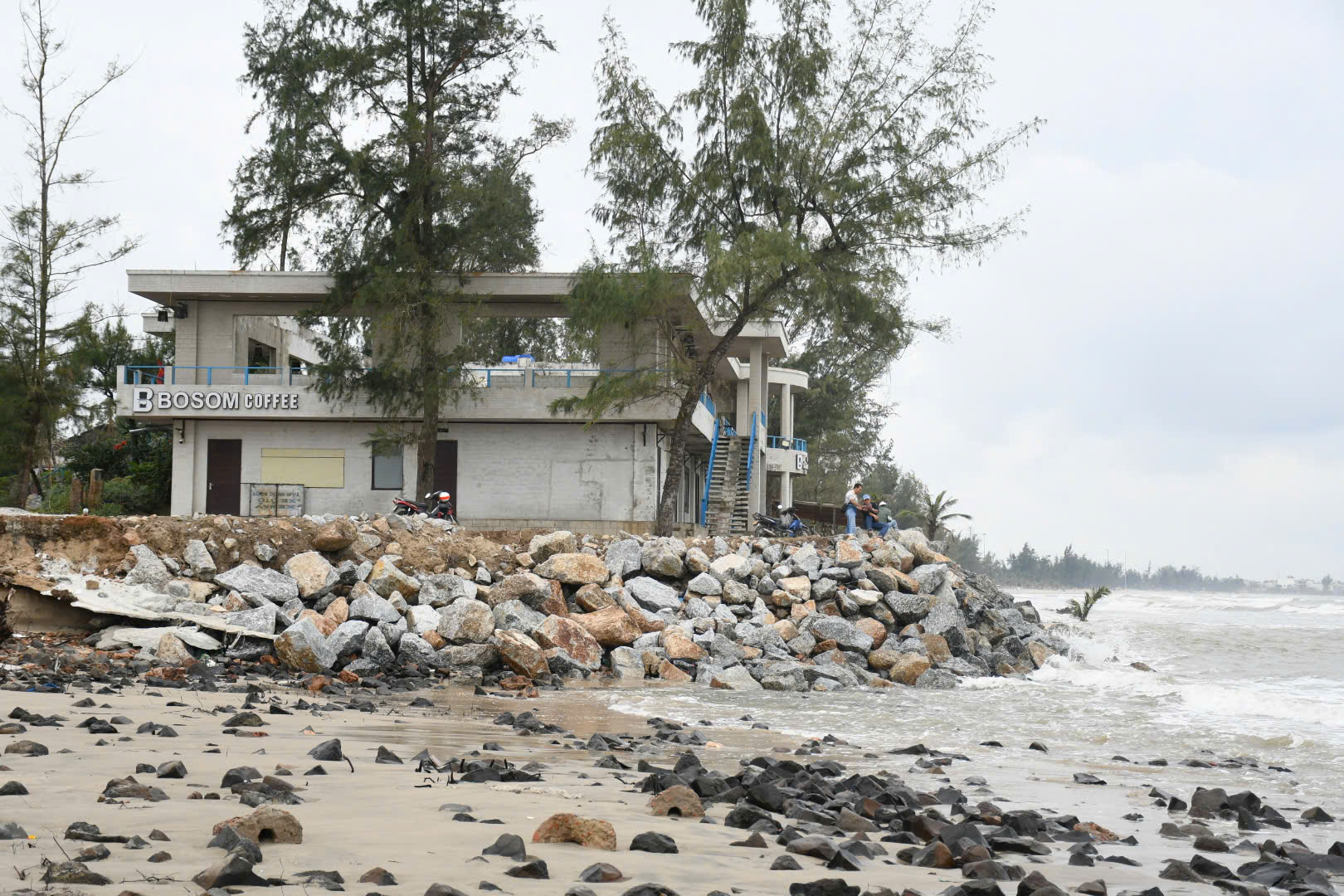 Bãi biển Mỹ Khê nguy cơ bị xóa sổ do triều cường lớn bất thường "tấn công" - Ảnh 9.