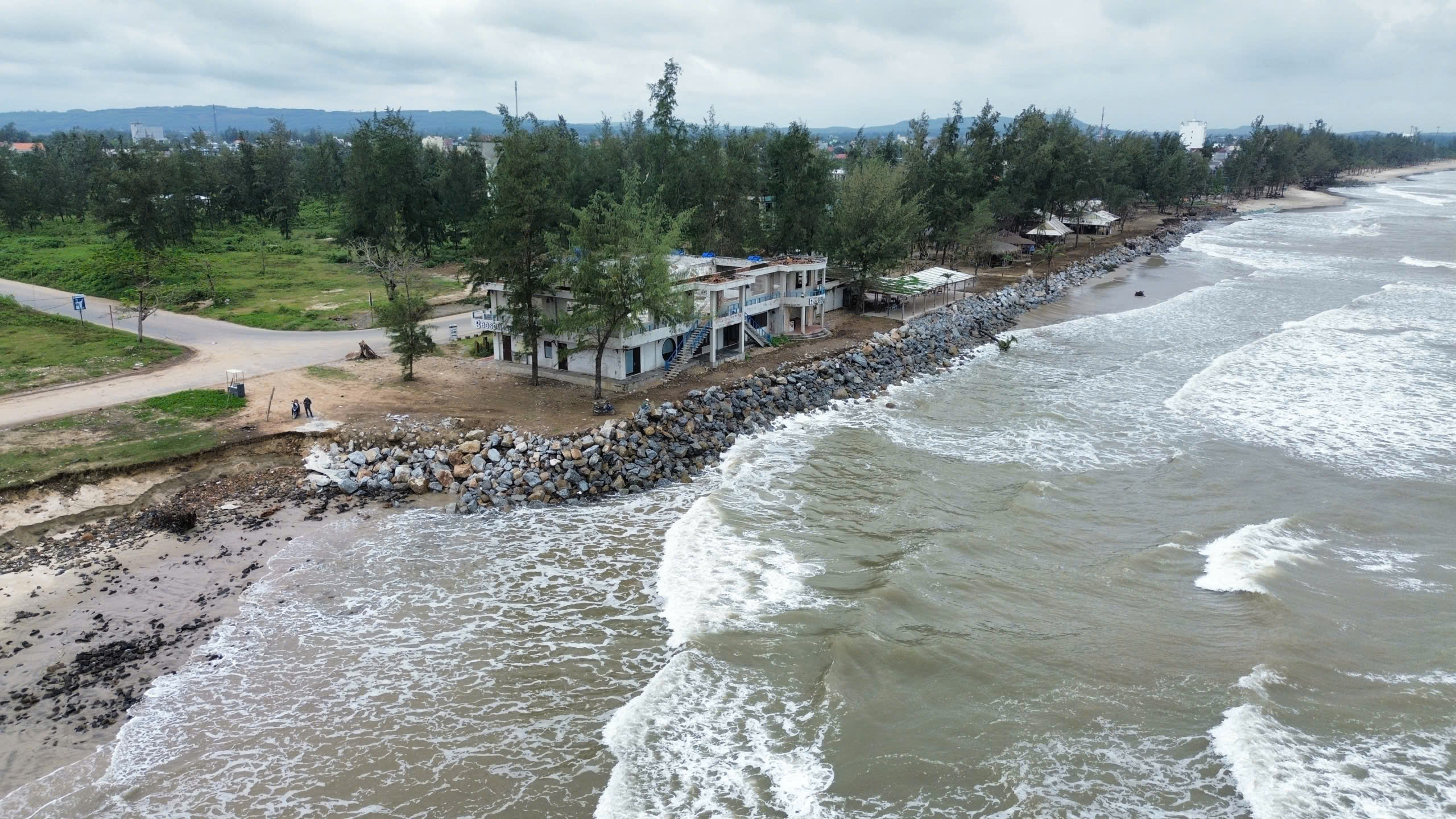 Bãi biển Mỹ Khê nguy cơ bị xóa sổ do triều cường lớn bất thường "tấn công" - Ảnh 8.