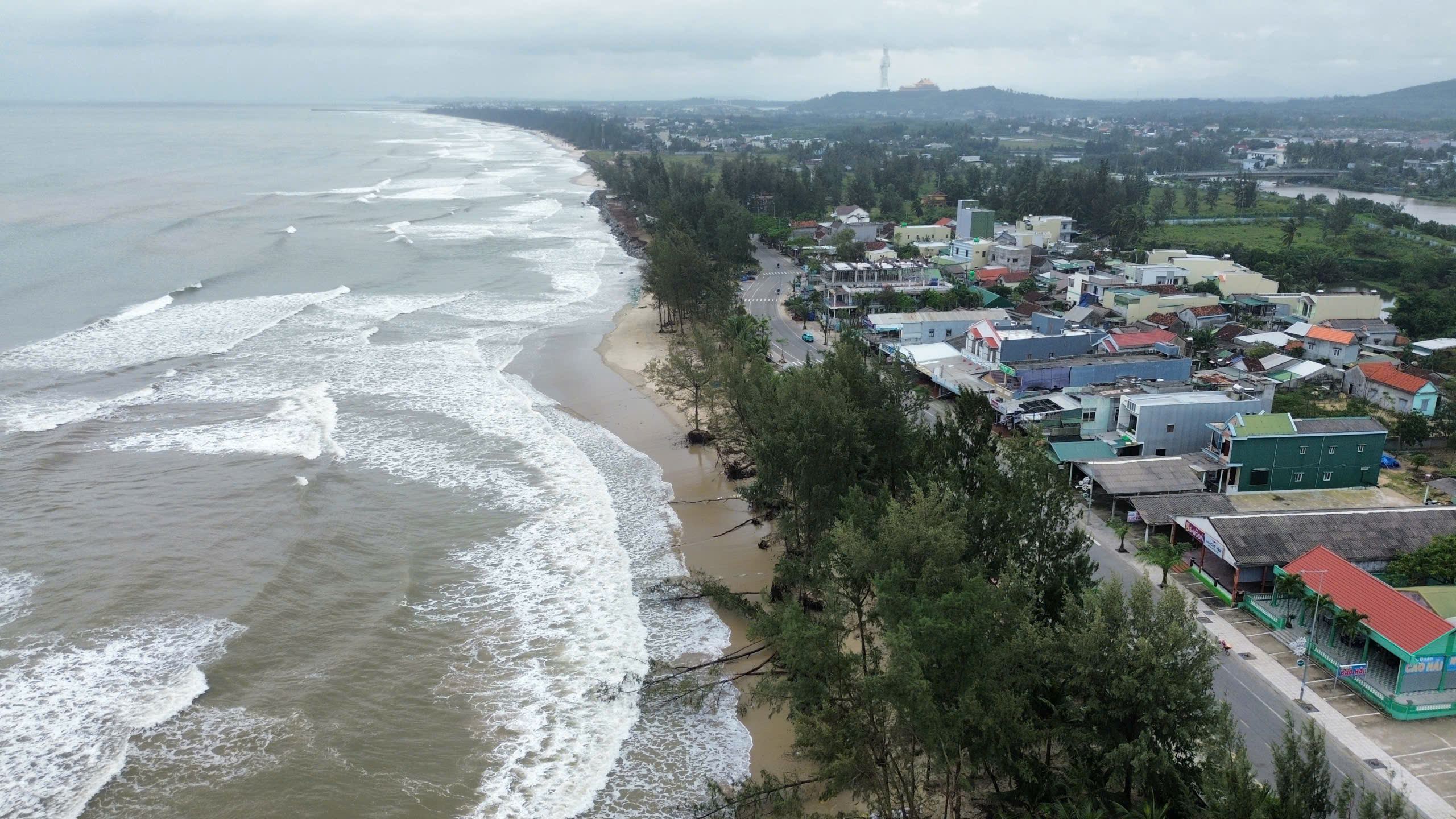 Bãi biển Mỹ Khê nguy cơ bị xóa sổ do triều cường lớn bất thường "tấn công" - Ảnh 2.