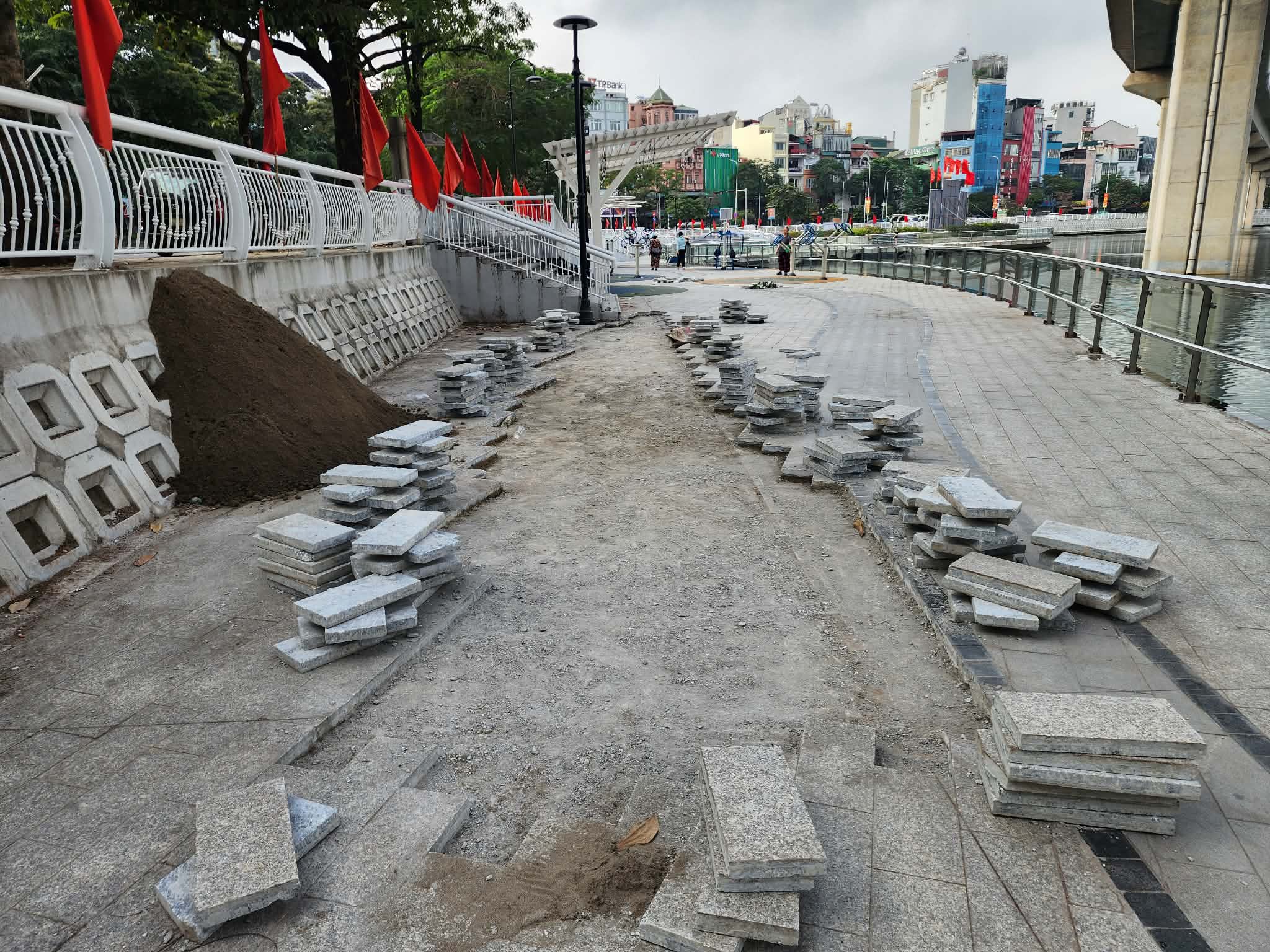 Tại sao đường đi bộ ven hồ Đống Đa lại bị đục nham nhở sau cải tạo? - Ảnh 3.