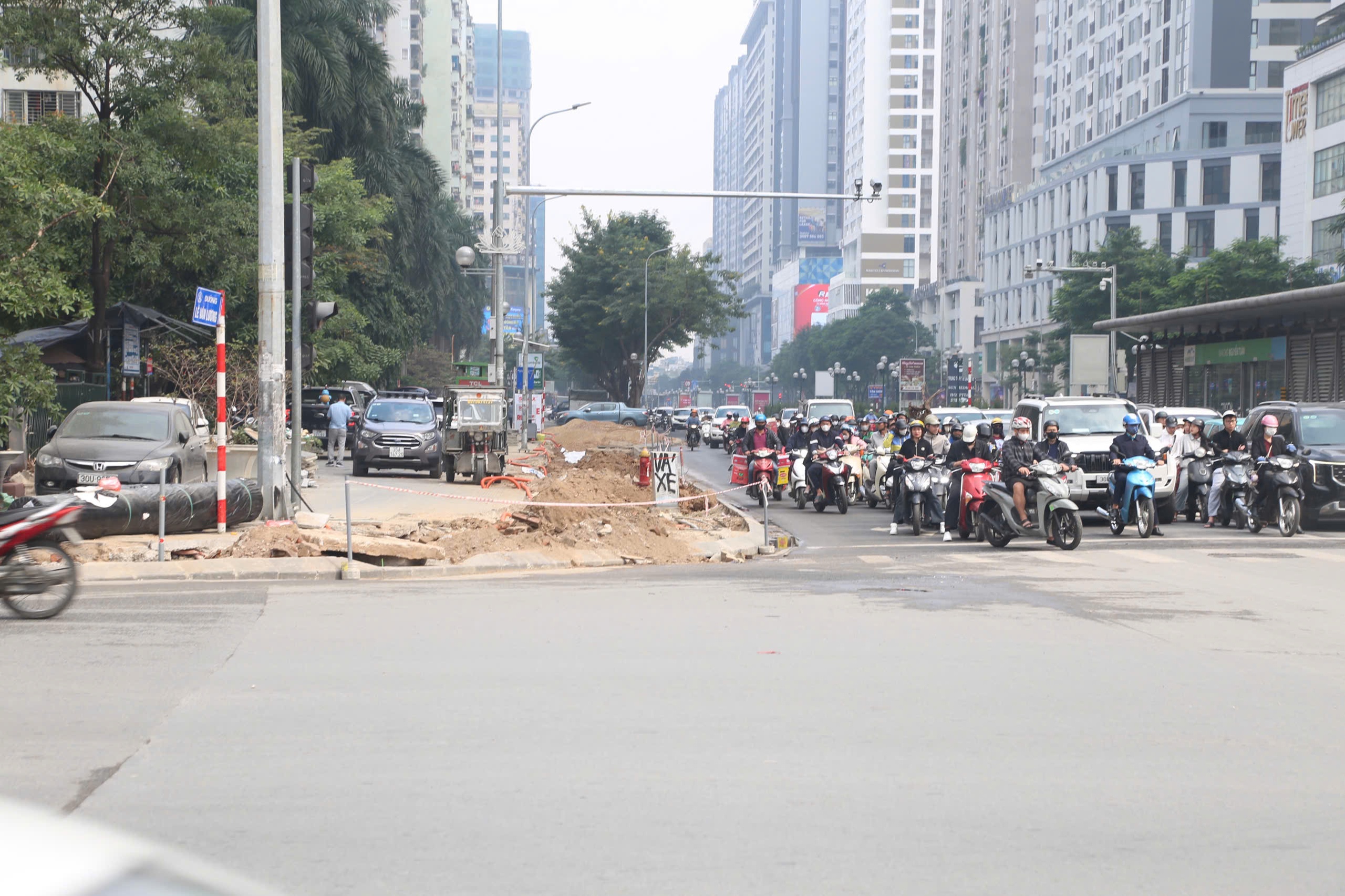 Di dời c&acirc;y xanh v&agrave; cải tạo hạ tầng giảm &ugrave;n tắc giao th&ocirc;ng tại H&agrave; Nội - Ảnh 1.