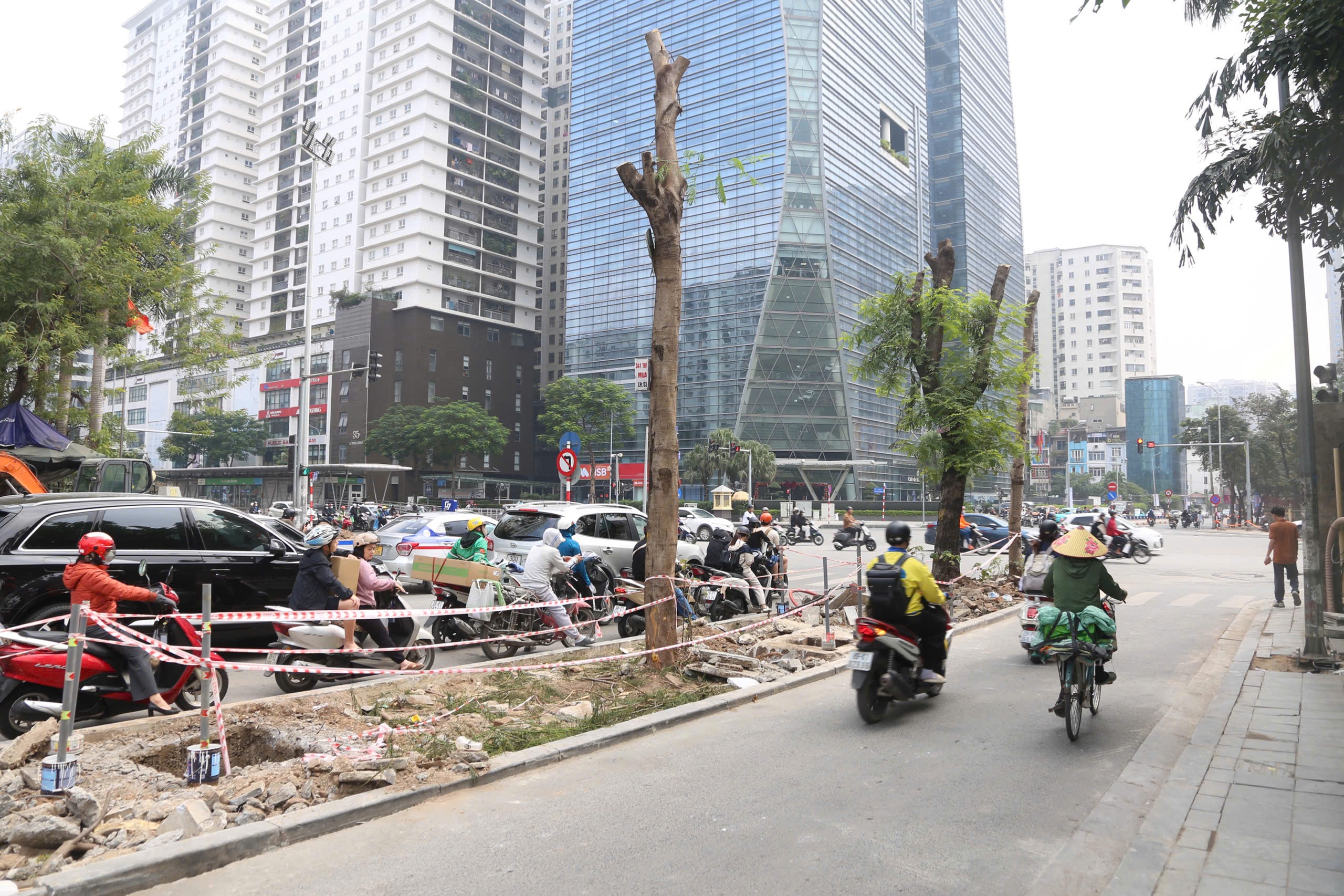 Di dời c&acirc;y xanh v&agrave; cải tạo hạ tầng giảm &ugrave;n tắc giao th&ocirc;ng tại H&agrave; Nội - Ảnh 4.